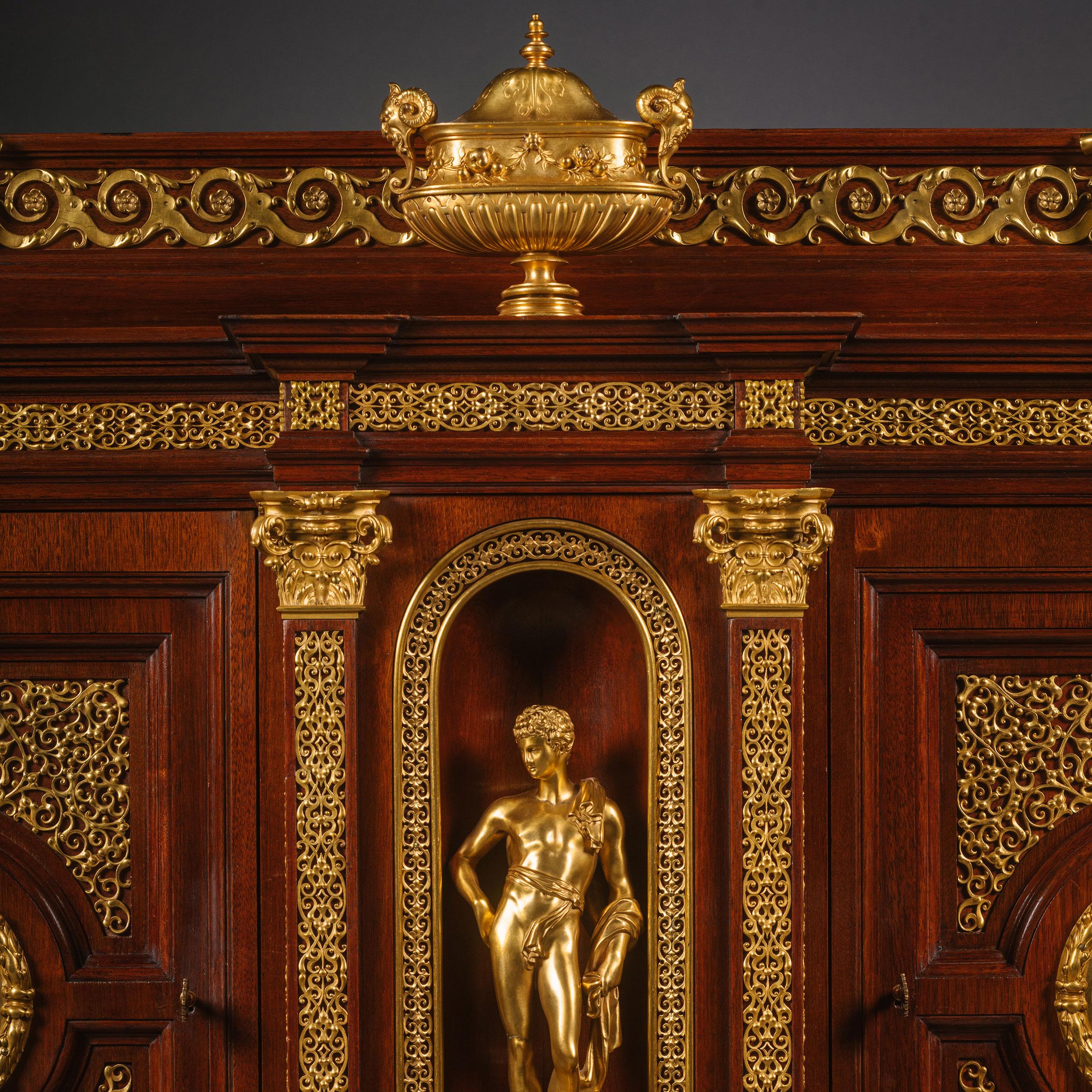 Vergoldete Anrichte aus Bronze von Edouard Lievre und Paul Sormani (19. Jahrhundert) im Angebot