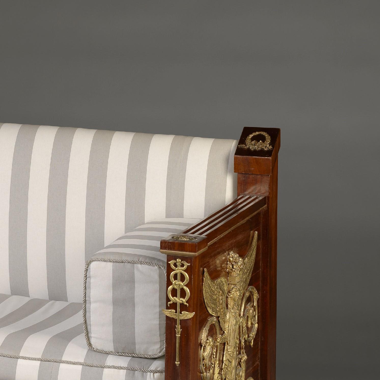 Français Canapé en acajou de style Empire monté en bronze doré en vente
