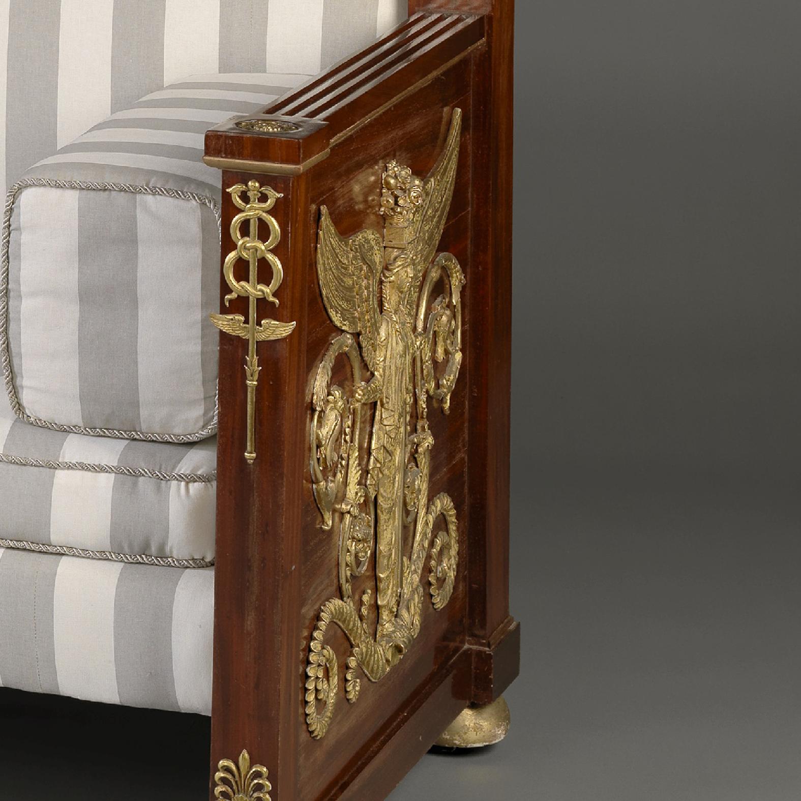 XIXe siècle Canapé en acajou de style Empire monté en bronze doré en vente