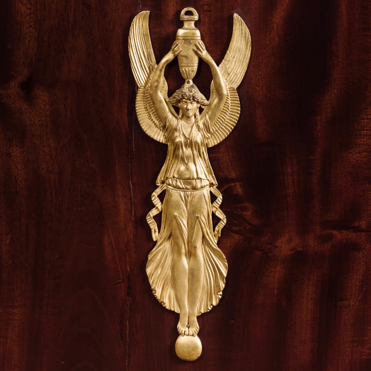 Empire-Bibliotheks-Bücherregal aus Mahagoni mit vergoldeter Bronzemontierung (Französisch) im Angebot
