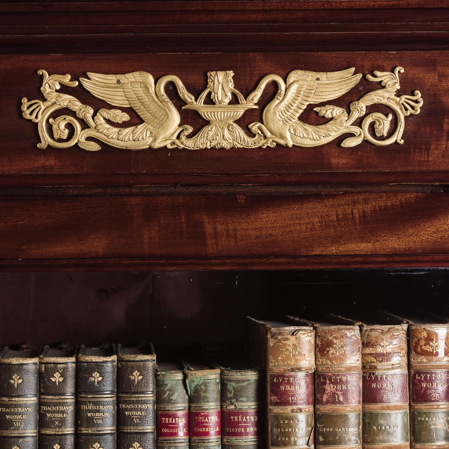 Empire-Bibliotheks-Bücherregal aus Mahagoni mit vergoldeter Bronzemontierung im Angebot 2