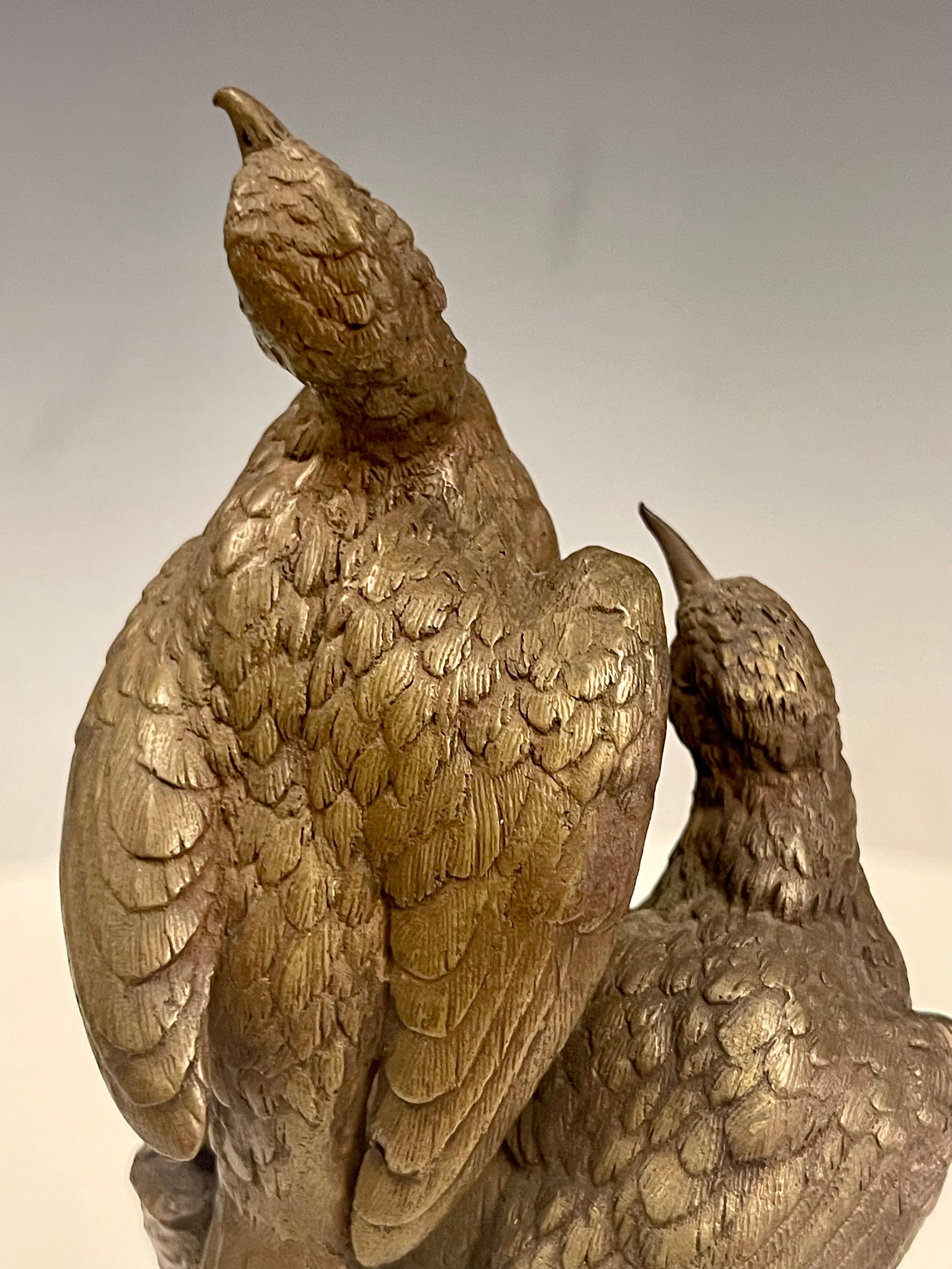 Eine vergoldete Bronzeskulptur von Vögeln, signiert Pautrot, Frankreich 1850.  im Angebot 6