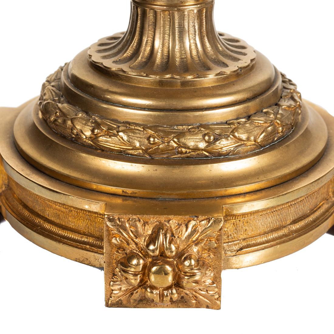 Lampe de table en forme d'urne en bronze doré Bon état - En vente à West Palm Beach, FL