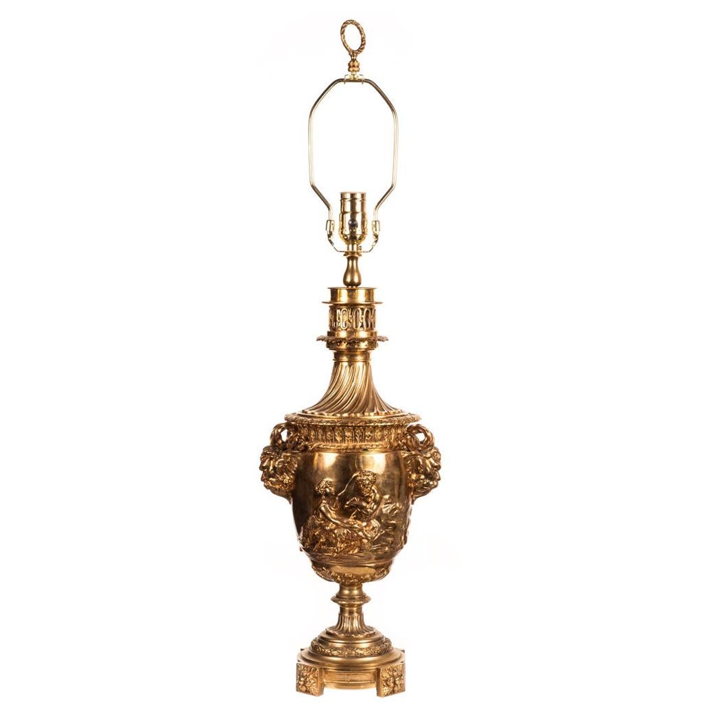 Lampe de table en forme d'urne en bronze doré