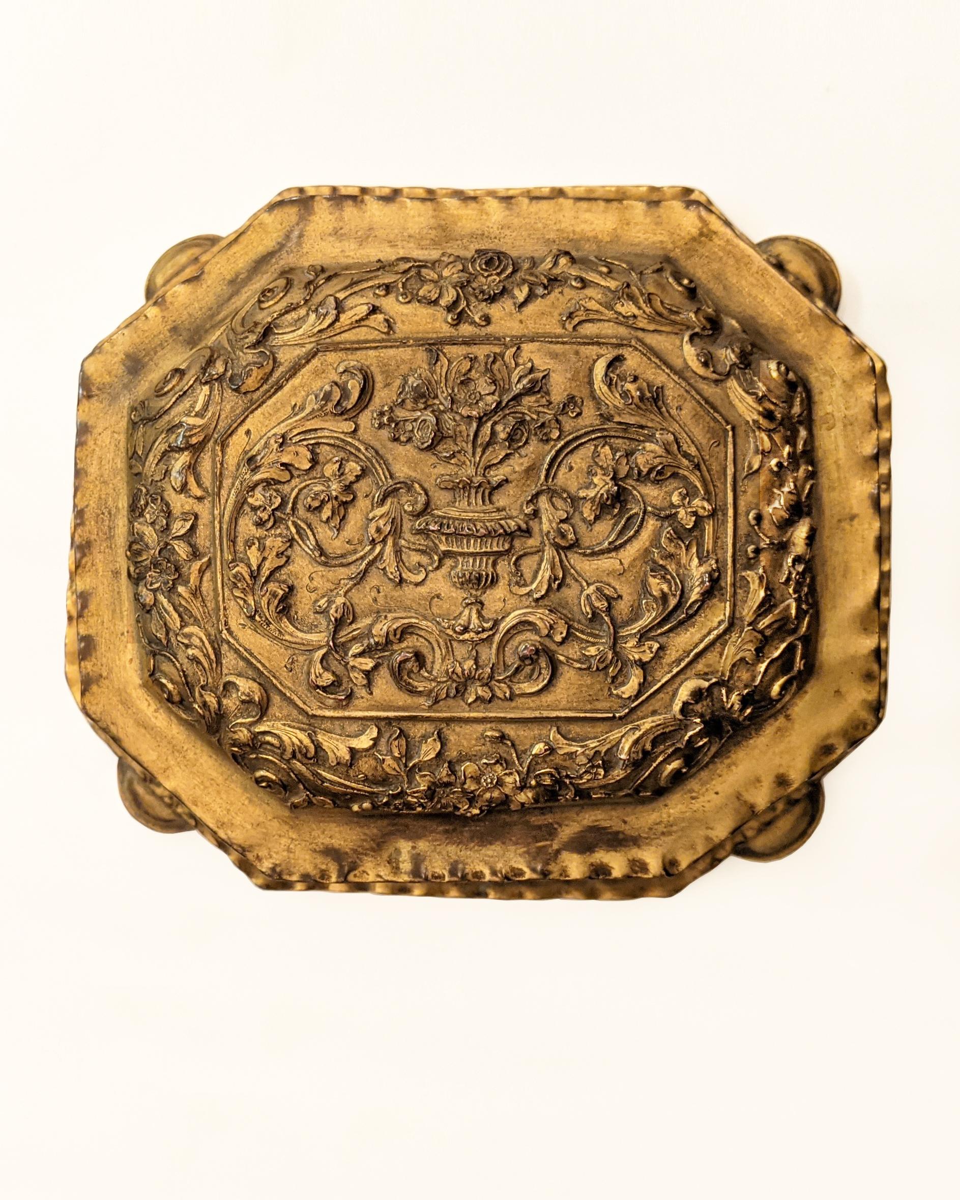 ATA1385

Une boîte à bijoux en cuivre doré doublée de velours rouge. Décoré d'un motif d'arabesques foliacées très nettes. Signé sur le couvercle par l'artisan de New York E. F. Caldwell.

Dimensions générales : 3-1/2