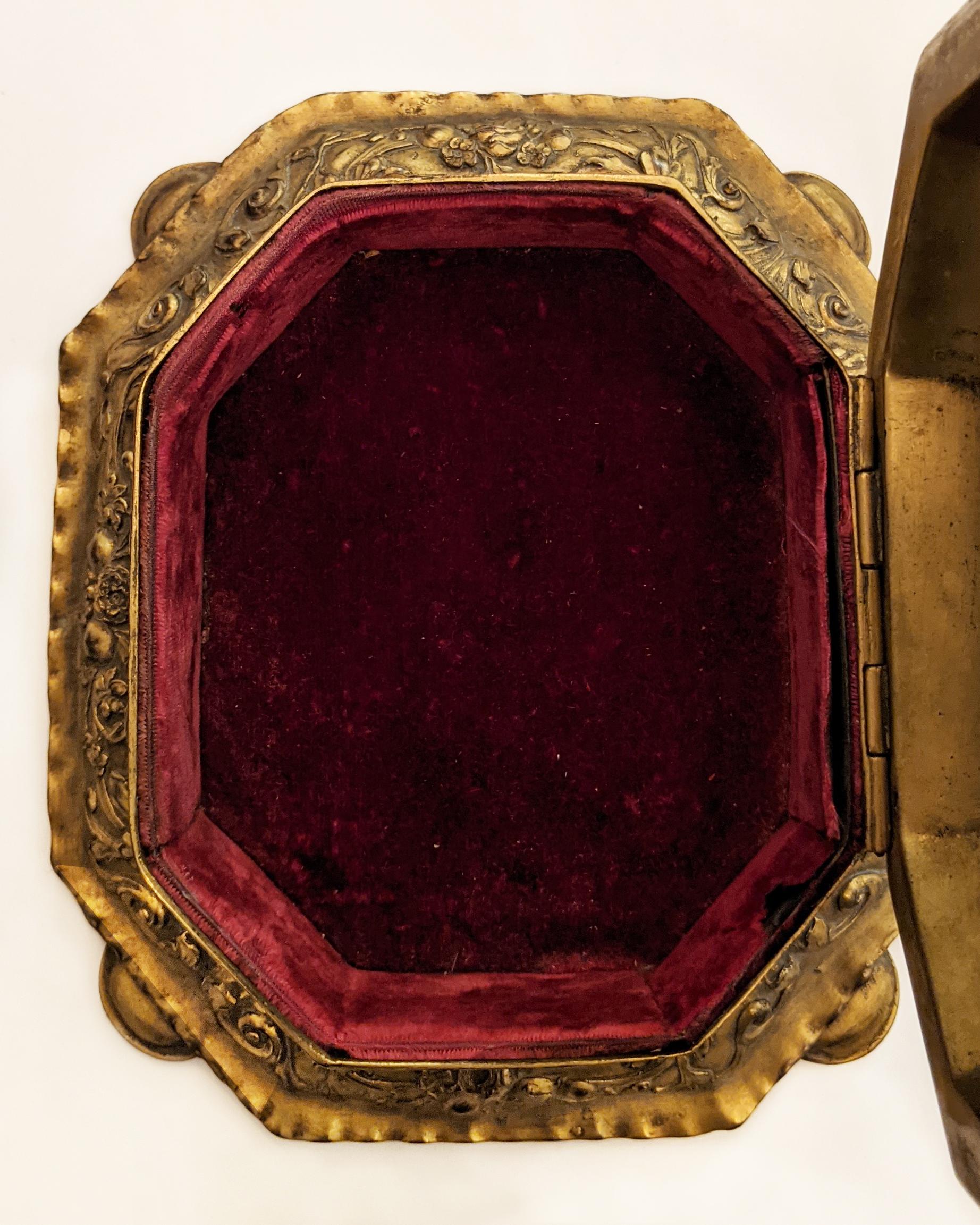 Doré Boîte à bijoux en cuivre doré avec velours rouge signée par E. F. Caldwell, vers 1920 en vente