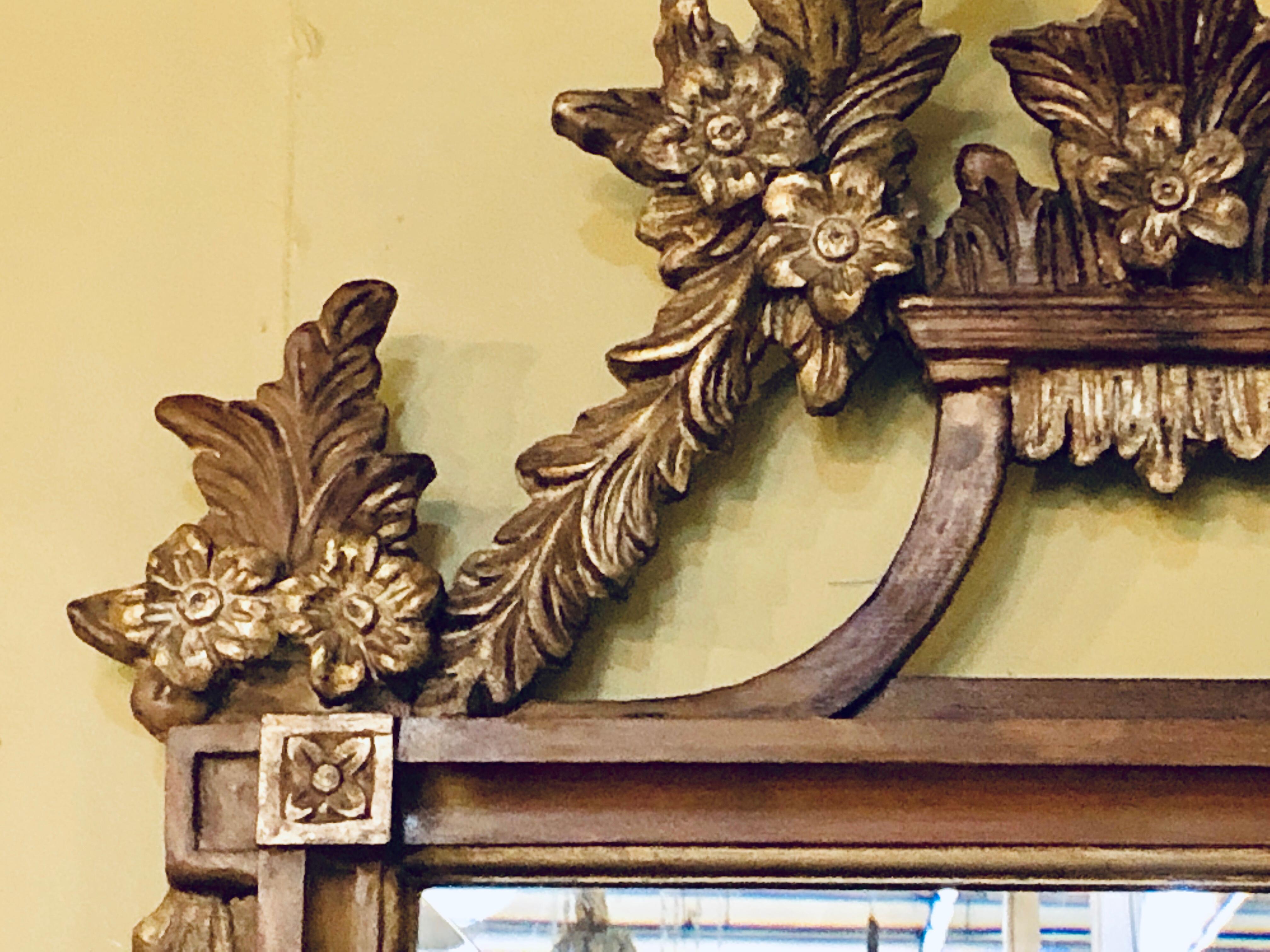 Beaux-Arts Miroir mural ou console italien sculpté en forme de feuille d'acanthe, en or doré en vente