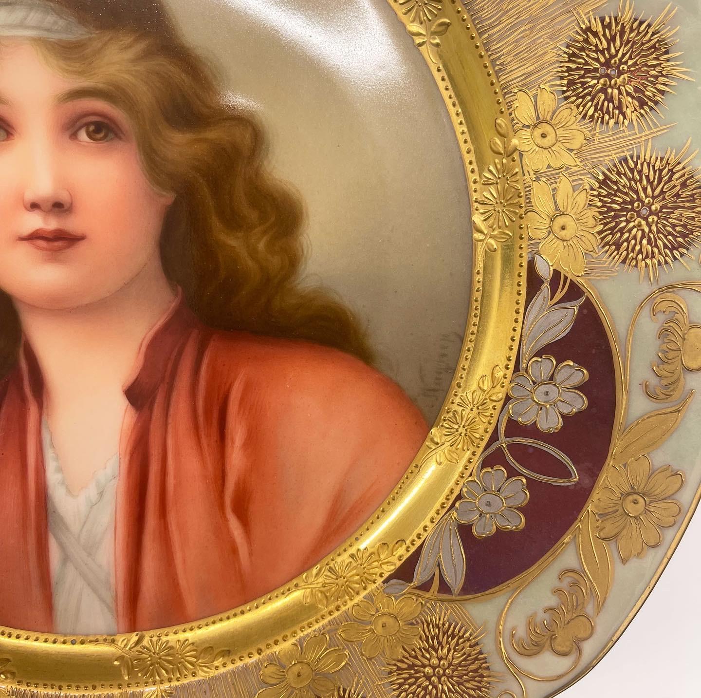 Autrichien Assiette de rangement royale de Vienne dorée et peinte à la main par Wagner, fin du 19ème siècle en vente