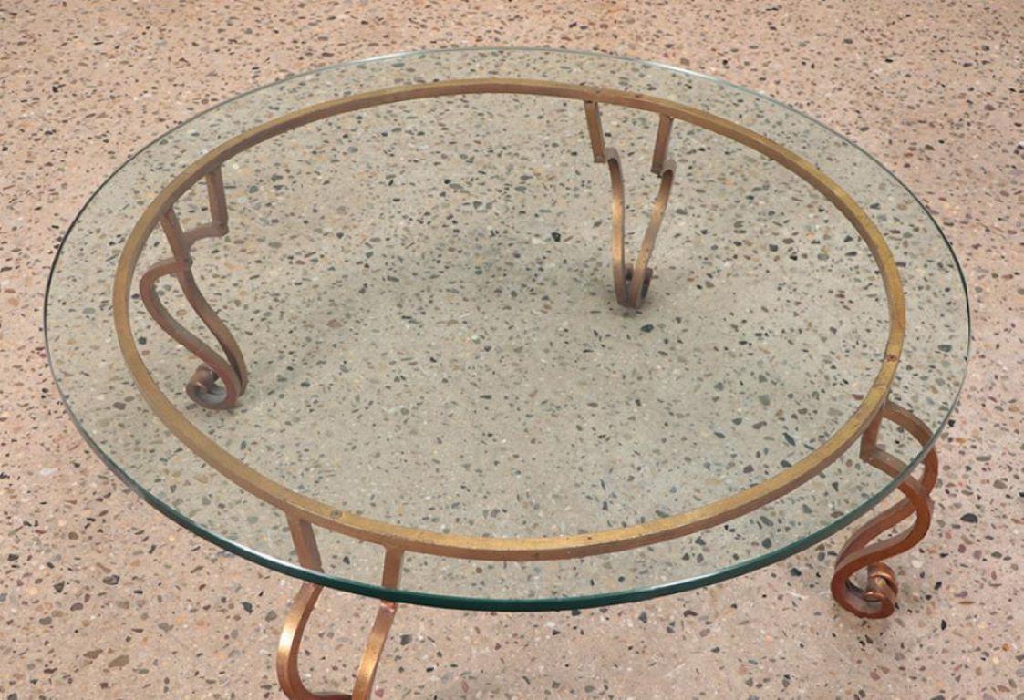 Mid-Century Modern Table basse en fer doré et plateau de verre à la manière de Ramsay, vers 1975. en vente