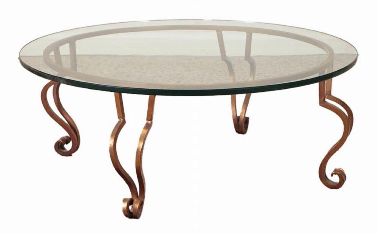 Fin du 20e siècle Table basse en fer doré et plateau de verre à la manière de Ramsay, vers 1975. en vente