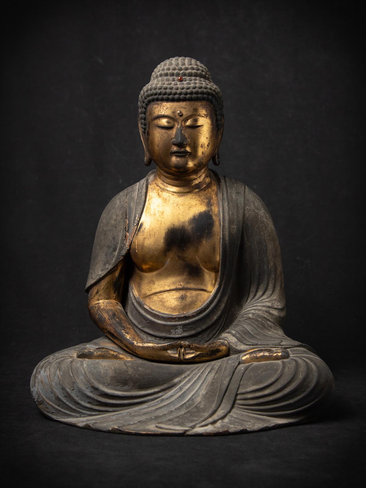Diese vergoldete Figur des Buddha Amida aus der frühen Edo-Periode (17. Jahrhundert) ist ein bemerkenswertes Beispiel für japanische buddhistische Kunst und Hingabe. Die aus Holz geschnitzte und fein mit 24-karätigem Gold vergoldete Statue strahlt