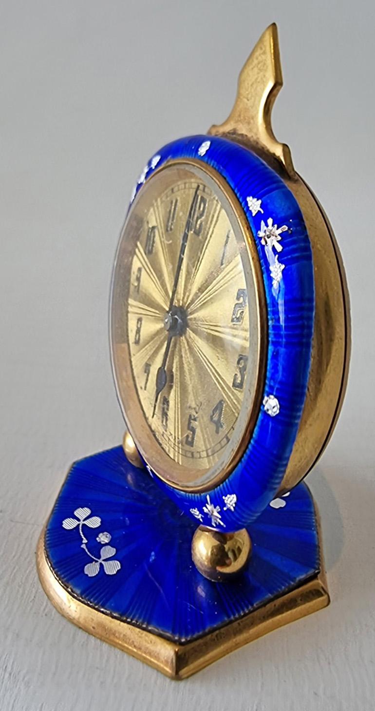 Eine Boudoir-Uhr aus vergoldetem Metall und blauer Emaille (Schweizerisch) im Angebot