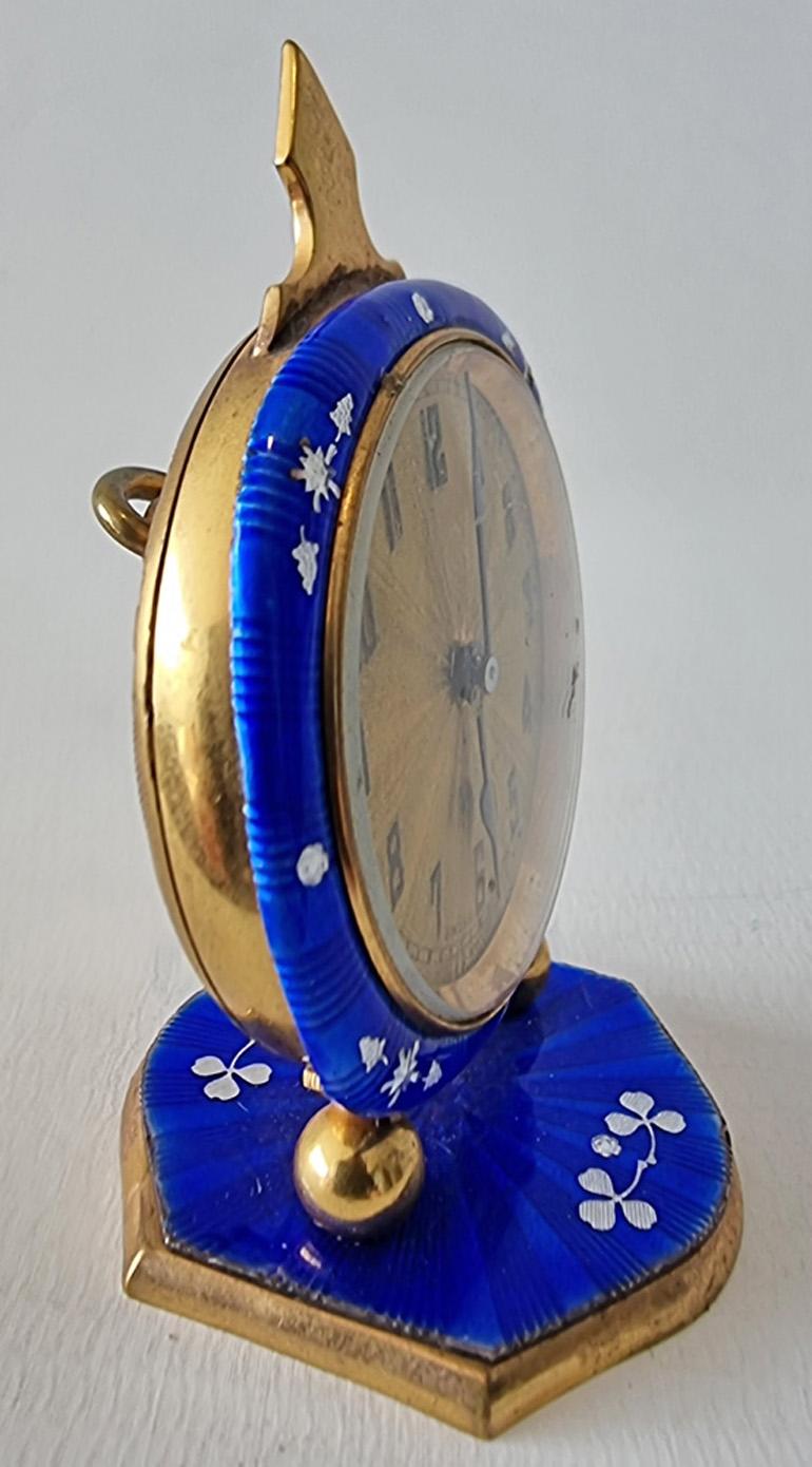 Eine Boudoir-Uhr aus vergoldetem Metall und blauer Emaille (Vergoldet) im Angebot