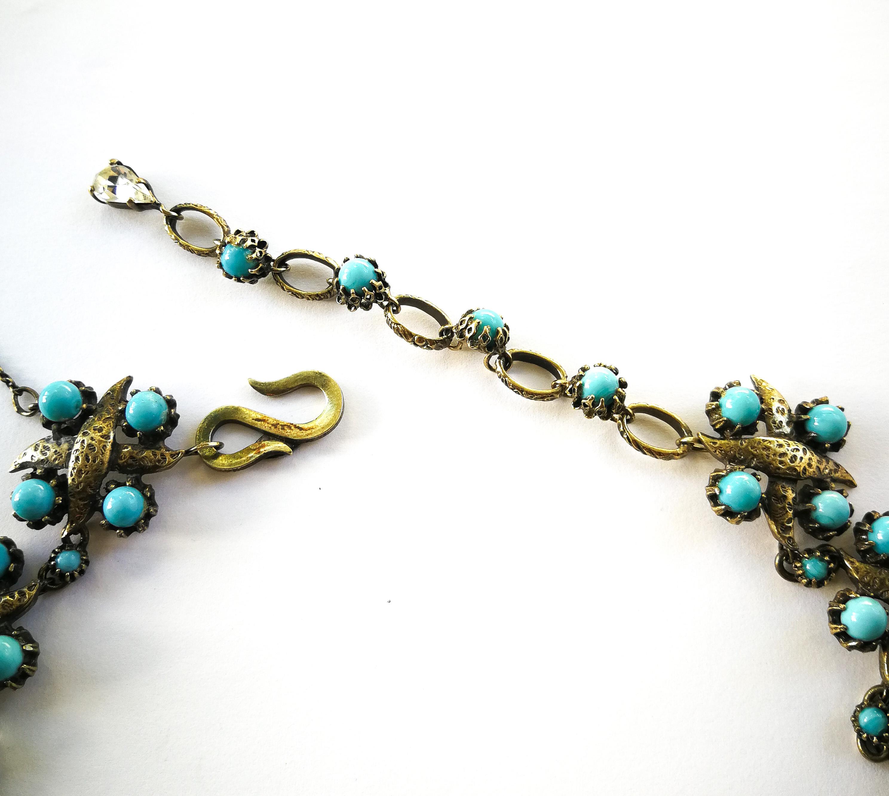 A gilt metal and turquoise glass bead sautoir necklace, Christian Dior, 1950s. For Sale 4