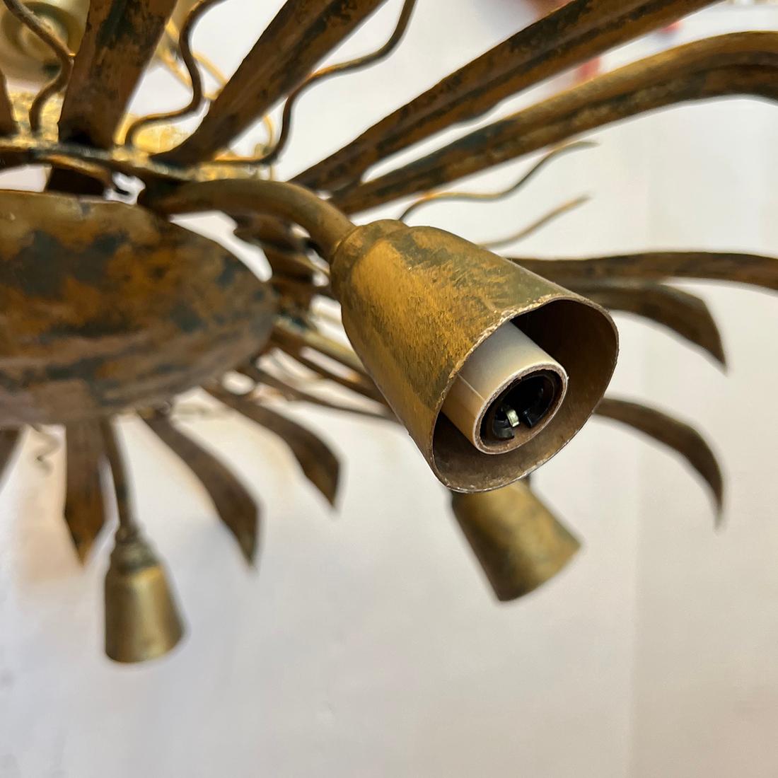 Dorato Una lampada a raggiera in metallo dorato in vendita