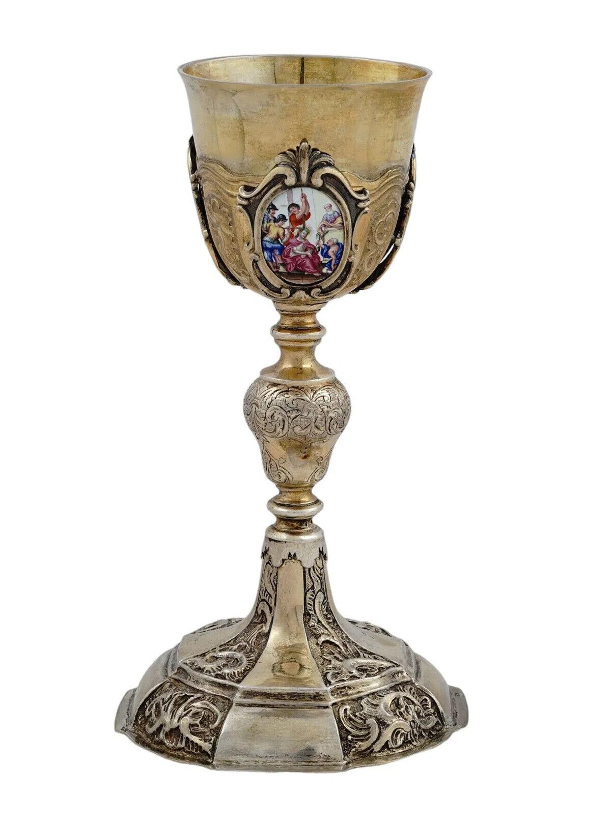 Cáliz de plata dorada con fina decoración foliada repoussé y tres miniaturas de esmalte pintado. Dos de las miniaturas muestran escenas de la vida de Jesús, mientras que la tercera representa a un santo que sostiene una Biblia abierta, rodeado de
