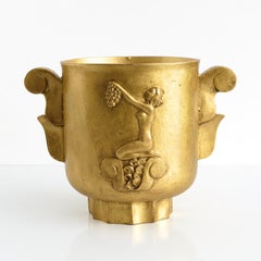 Urne en fonte Art déco suédoise dorée avec poignées et base en forme de colonne cannelée