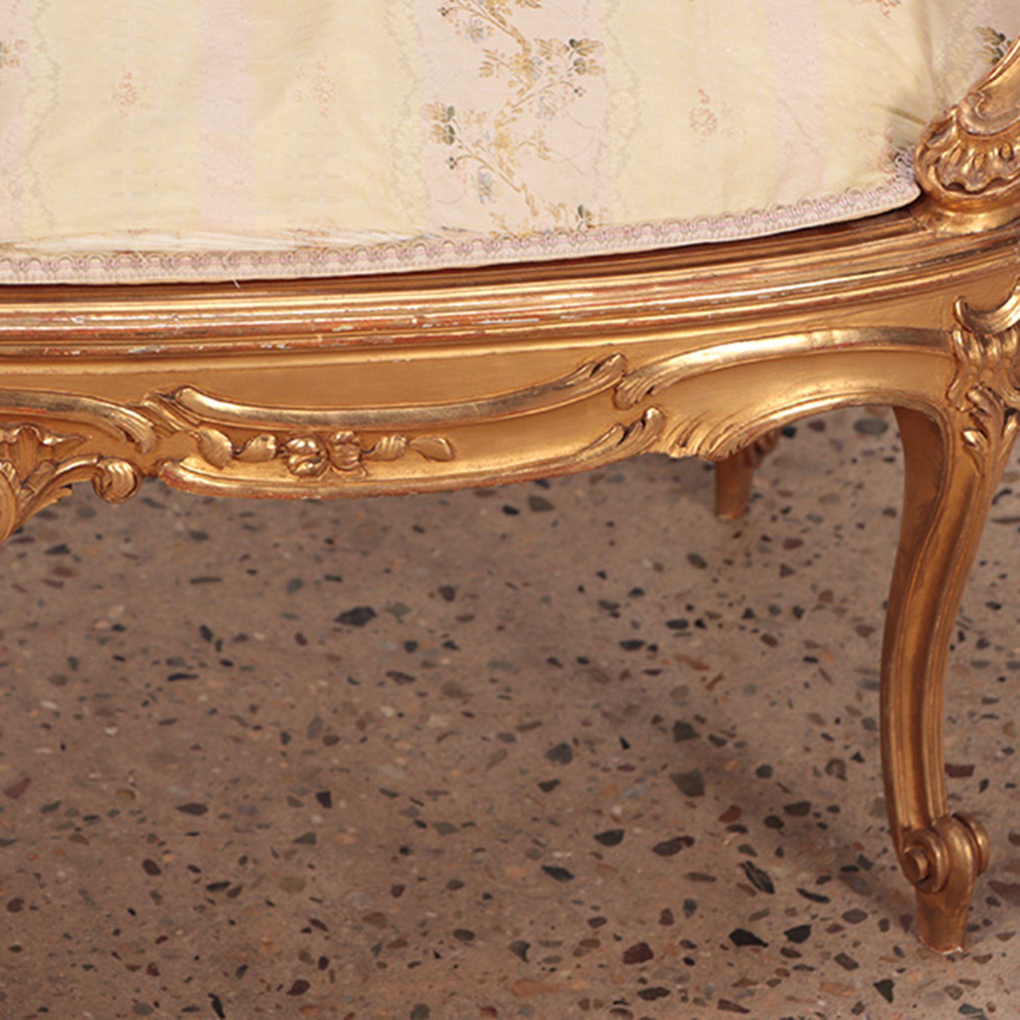 Début du 20ème siècle Canapé en bois doré et sculpté de style Louis XV, vers 1900 en vente