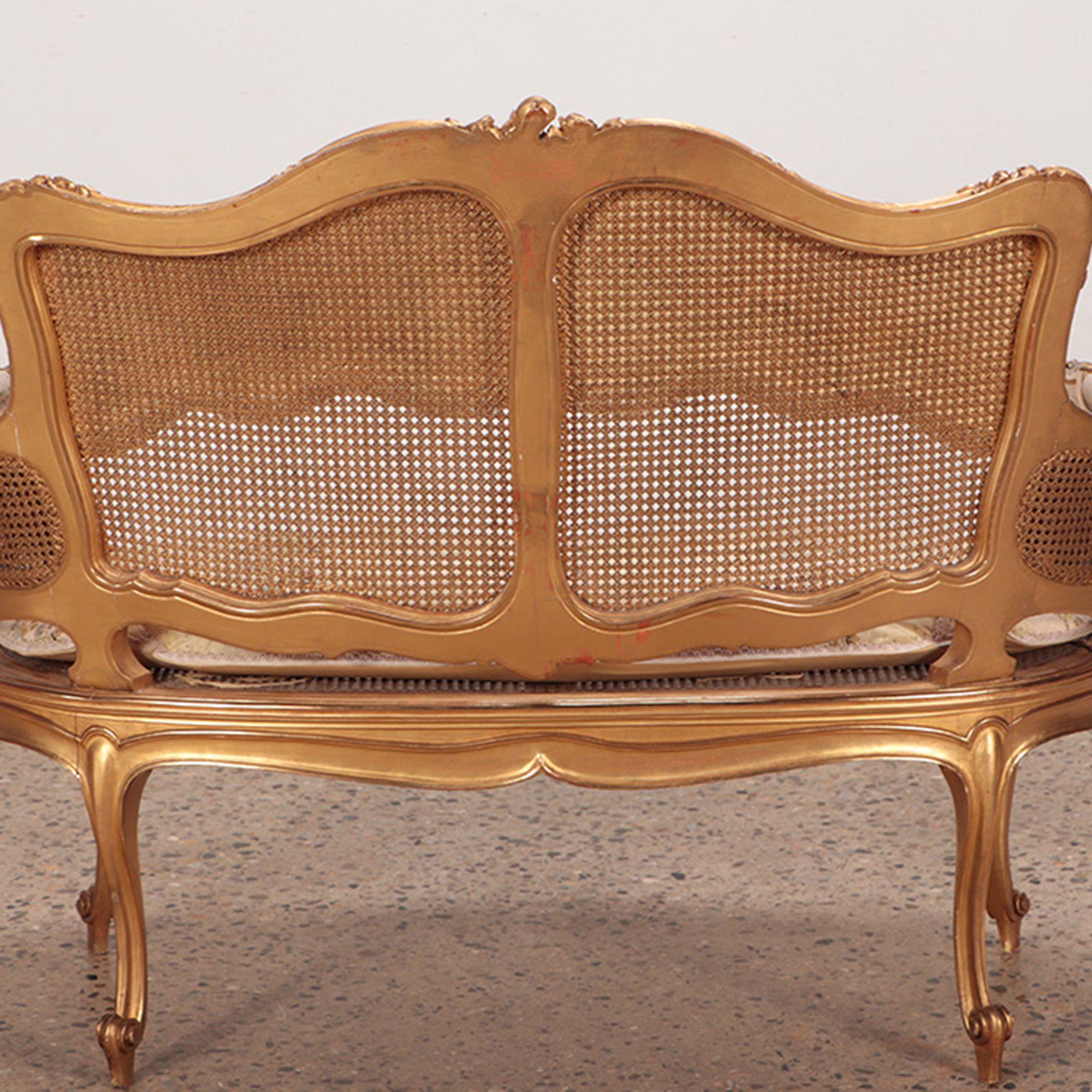 Canapé en bois doré et sculpté de style Louis XV, vers 1900 en vente 1