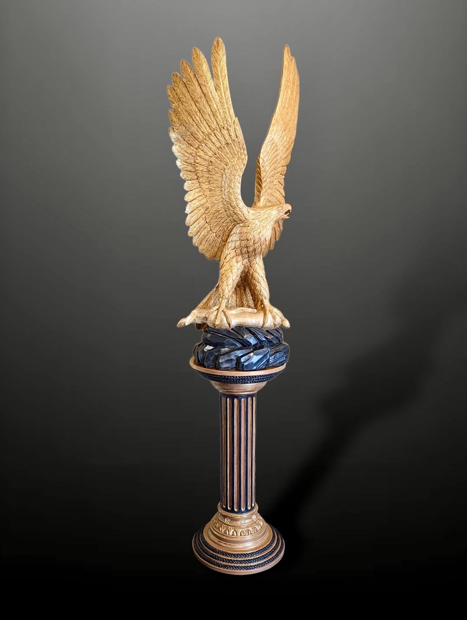 Aquila in legno dorato del XX secolo con lepre in argento dorato su colonna scanalata ebanizzata e dorata.

Nella storia, l'aquila è spesso raffigurata per la sua potenza, simbolo di forza e libertà, come dimostra questo straordinario pezzo