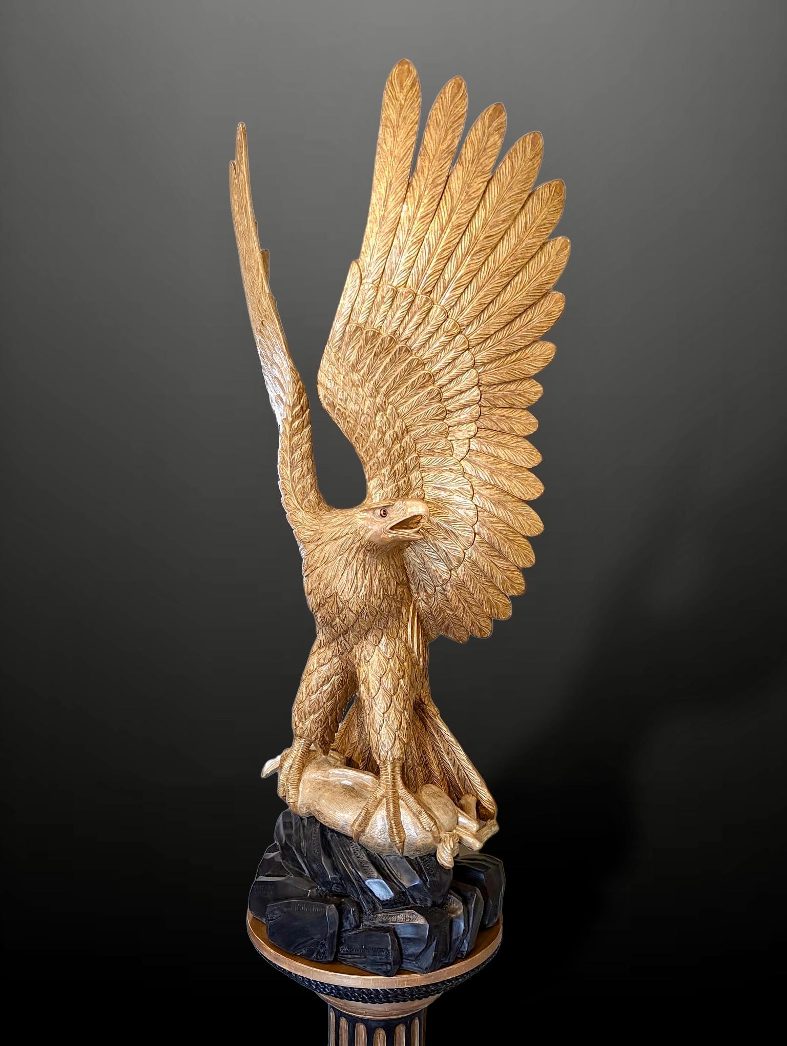 Dorato Un'aquila in legno dorato con lepre in argento dorato su una colonna scanalata ebanizzata e dorata in vendita