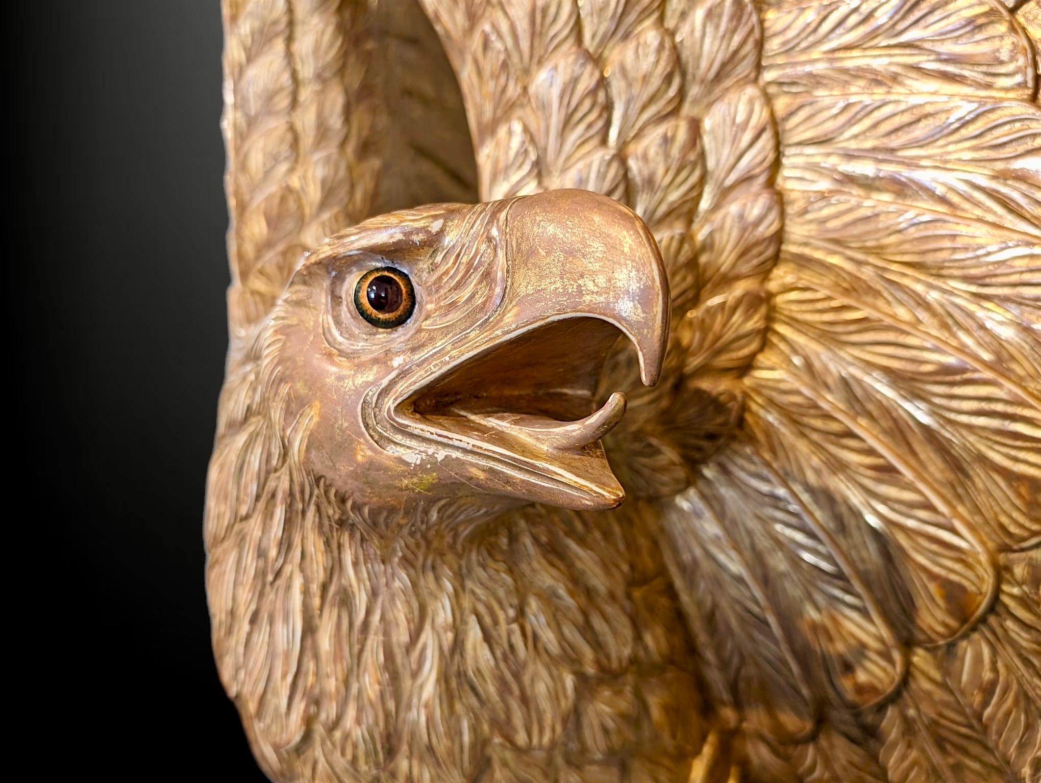 Un'aquila in legno dorato con lepre in argento dorato su una colonna scanalata ebanizzata e dorata In condizioni ottime in vendita a Reepham, GB