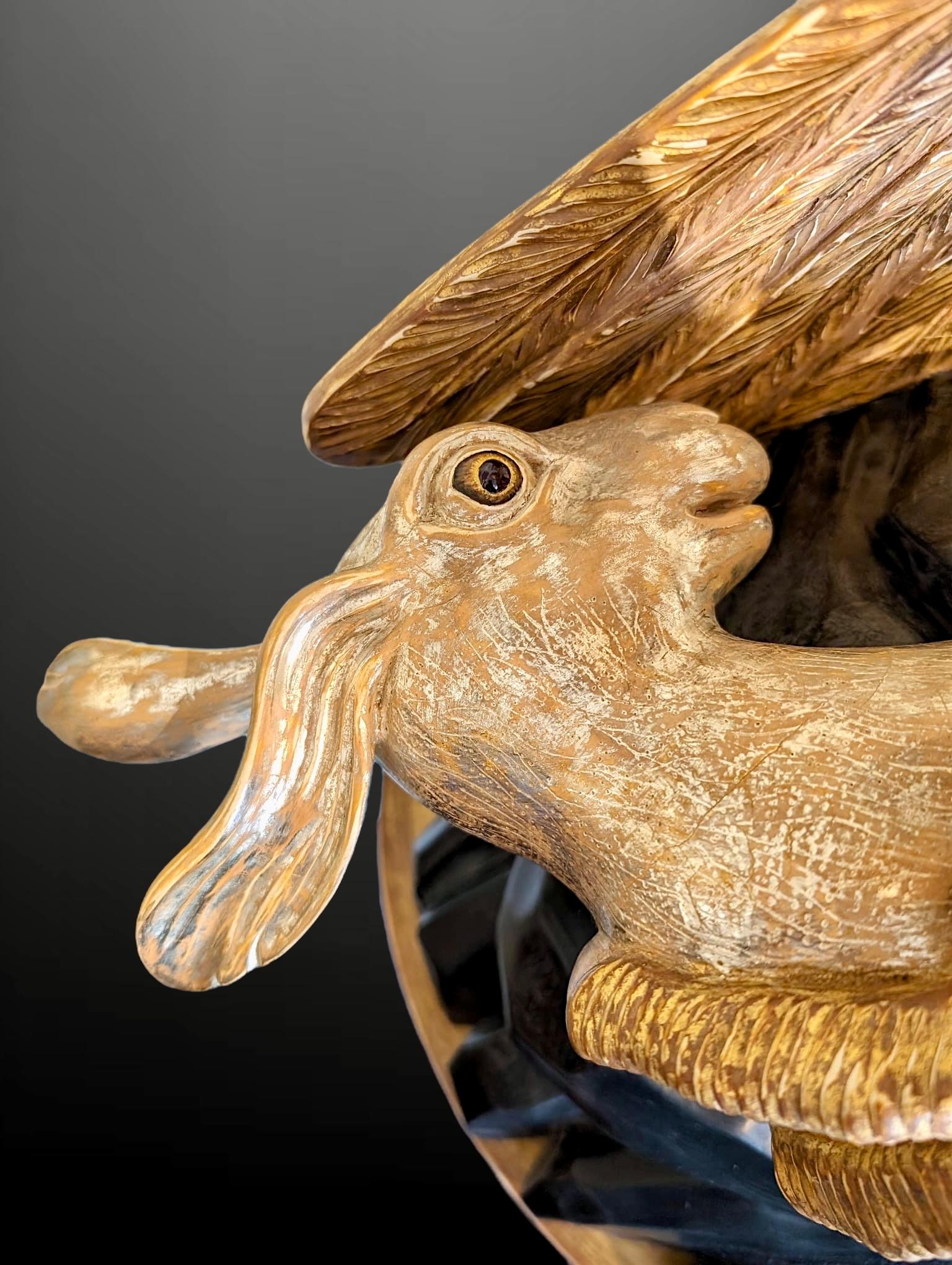 XX secolo Un'aquila in legno dorato con lepre in argento dorato su una colonna scanalata ebanizzata e dorata in vendita