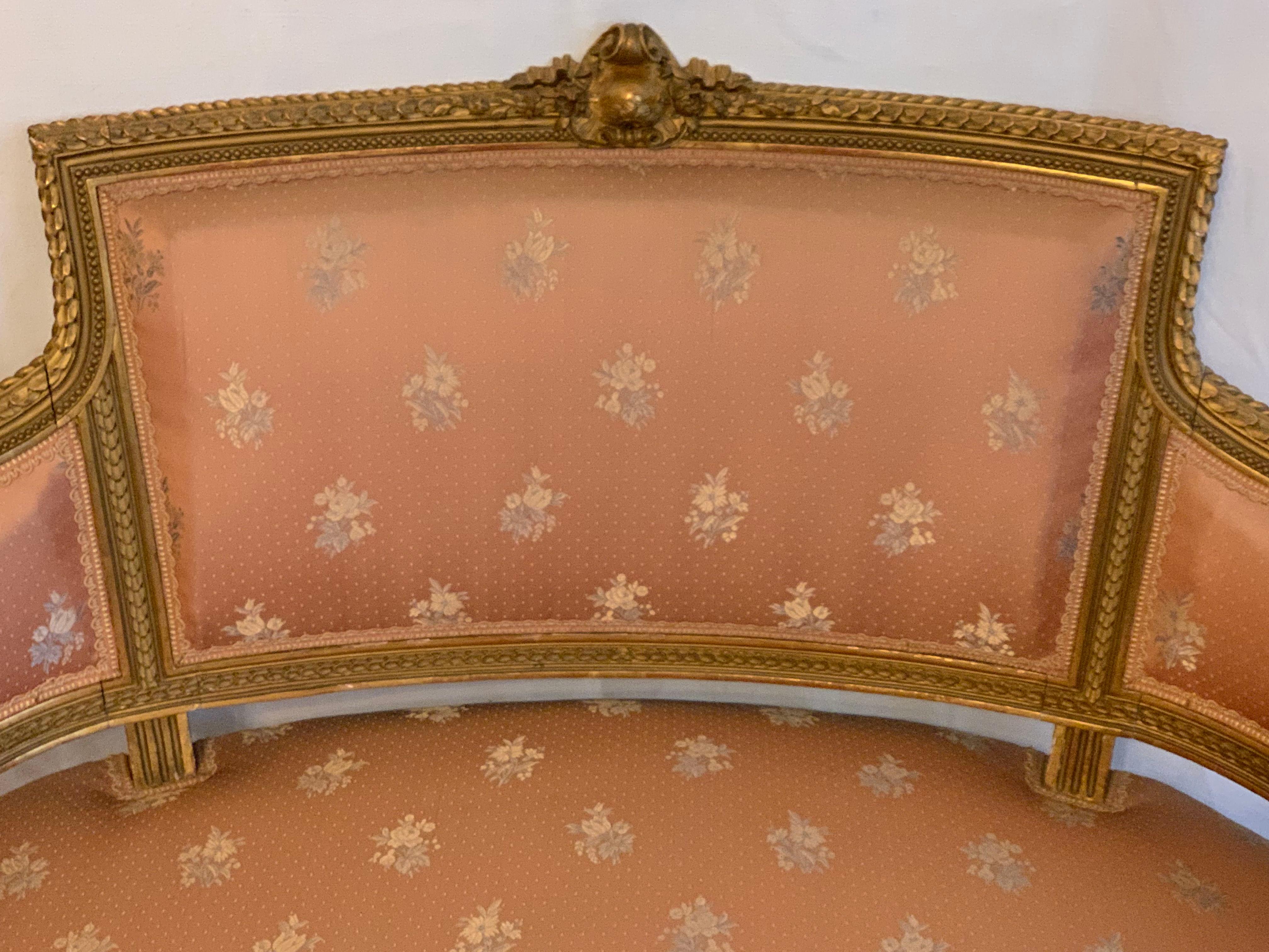 Ein prächtiger Sessel aus Kiefernholz  louis xv stil in exelentem zustand und  sicherlich von einem der besten Pariser Innenarchitekten dieser Zeit ausgeführt

