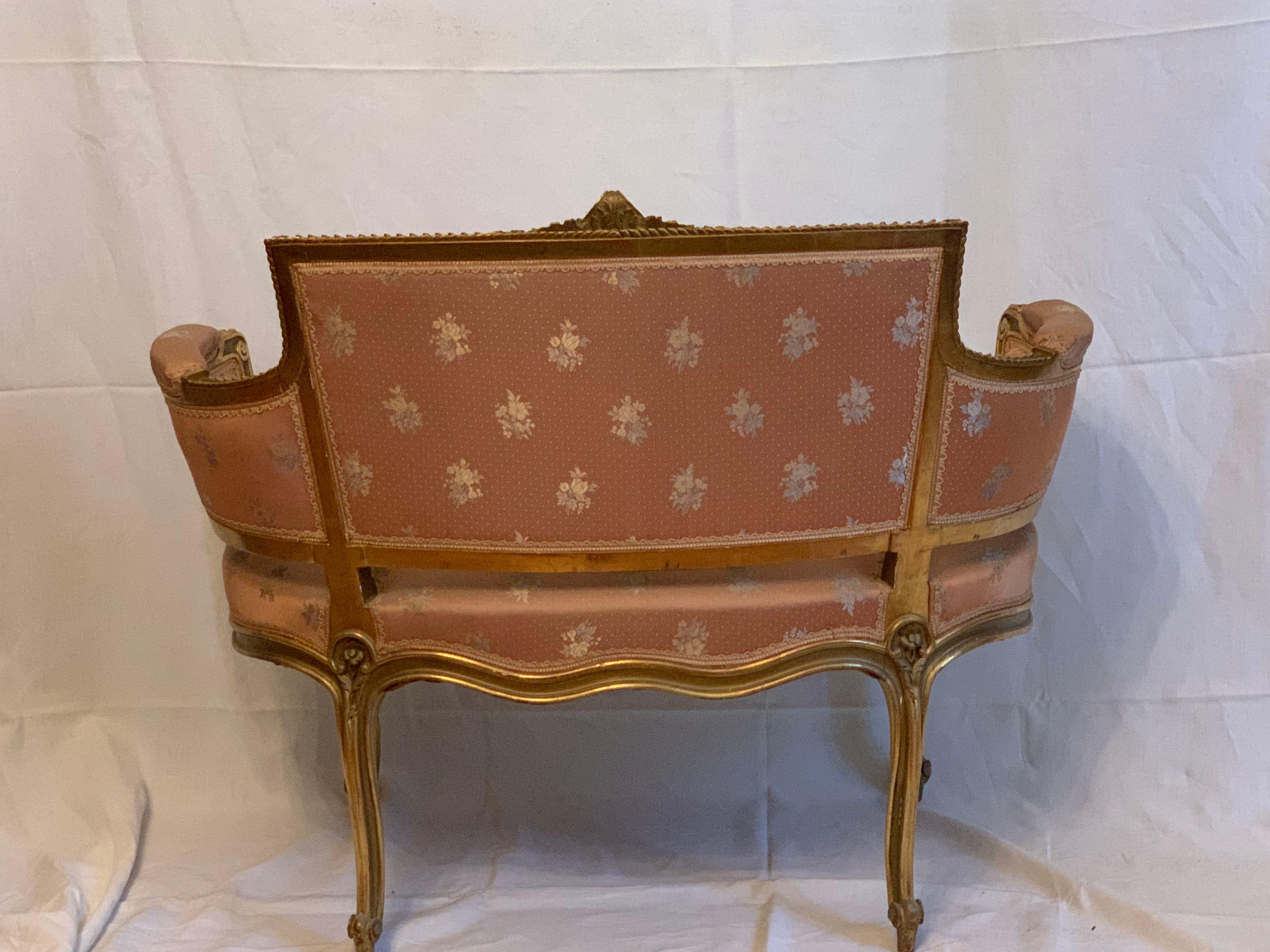 Un loveseat francés del siglo XIX de madera dorada estilo Luis XV Marche Biron Madera dorada en venta