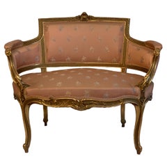 Un loveseat francés del siglo XIX de madera dorada estilo Luis XV Marche Biron
