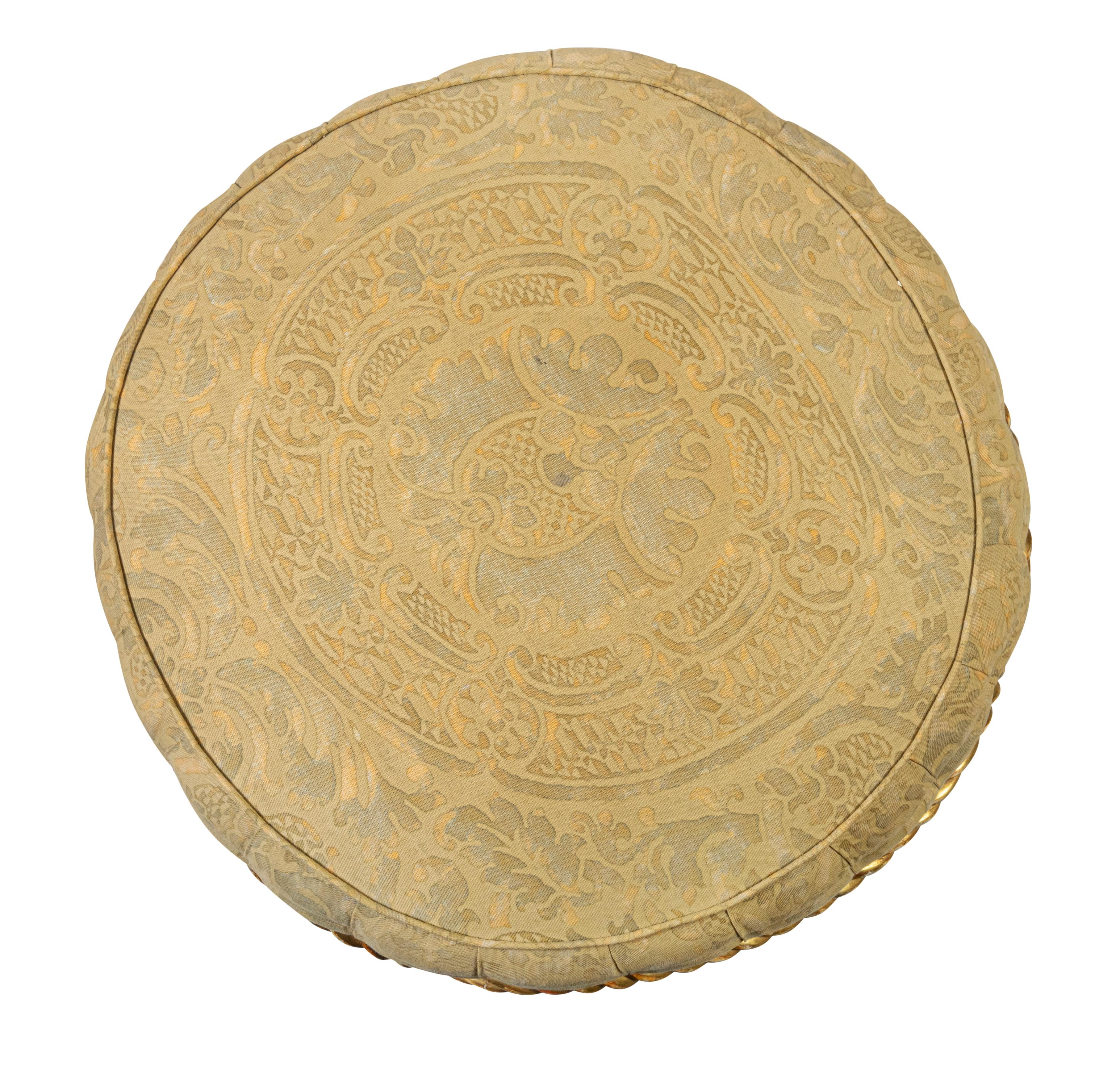 Tabouret en bois doré d'après A.M.E. Fournier, 19e siècle

Provenance : Collection privée australienne.

Description :
Type de tabouret en vogue durant le troisième quart du XIXe siècle, conçu par le tapissier français A&M. Fournier. Le coussin