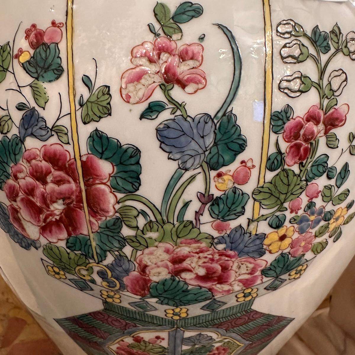 Urna cinese a forma di vaso di zenzero degli anni '30 circa con decorazione floreale e dettagli dorati.

Misure:
Altezza: 20