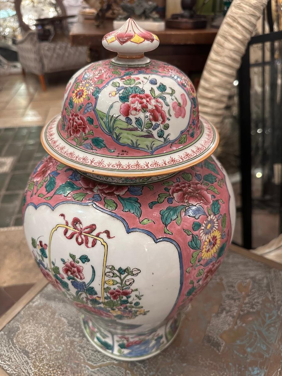 Porcelaine Urne couverte chinoise en forme de JAR en vente