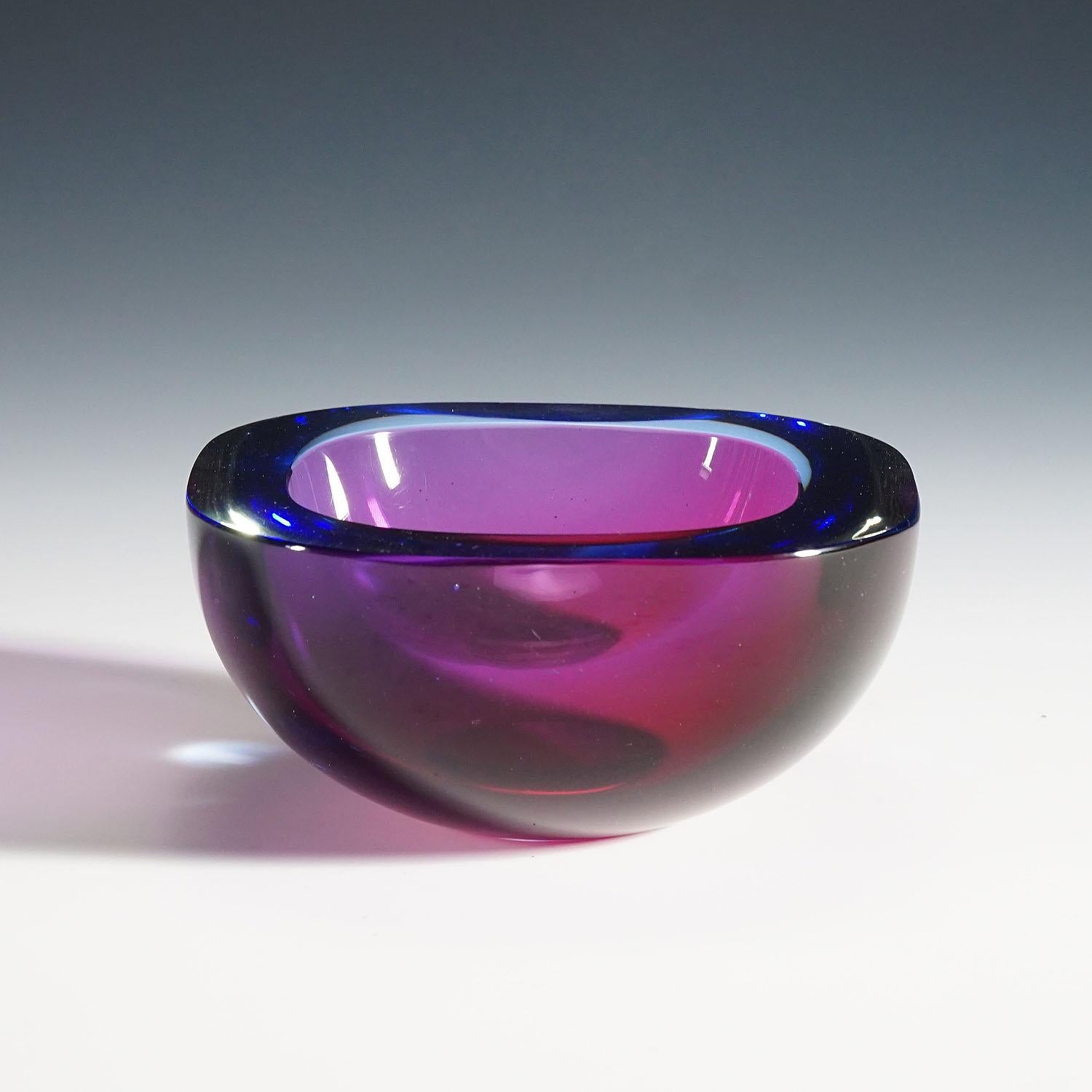 A heavy Sommerso glass bowl attributed to Vetreria Gino Cenedese, circa 1960s. Blue, violet and clear glass

Measures: Width: 5.43