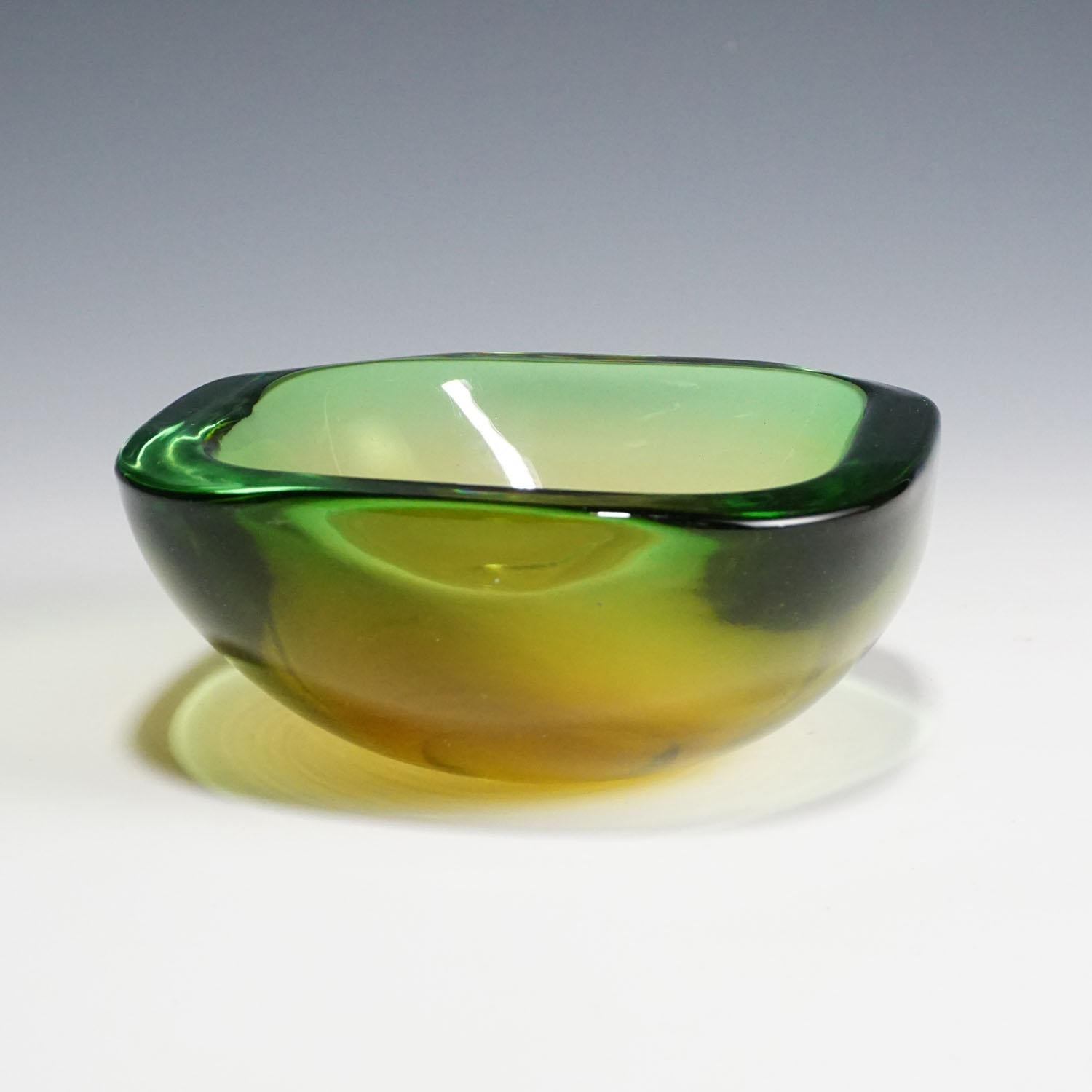 Eine schwere Sommerso-Glasschale, die der Vetreria Gino Cenedese um 1960 zugeschrieben wird. Eine inspirierende Mischung aus gelbem, grünem und klarem Glas.
Maßnahmen:
Breite: 14,5 cm (5,71