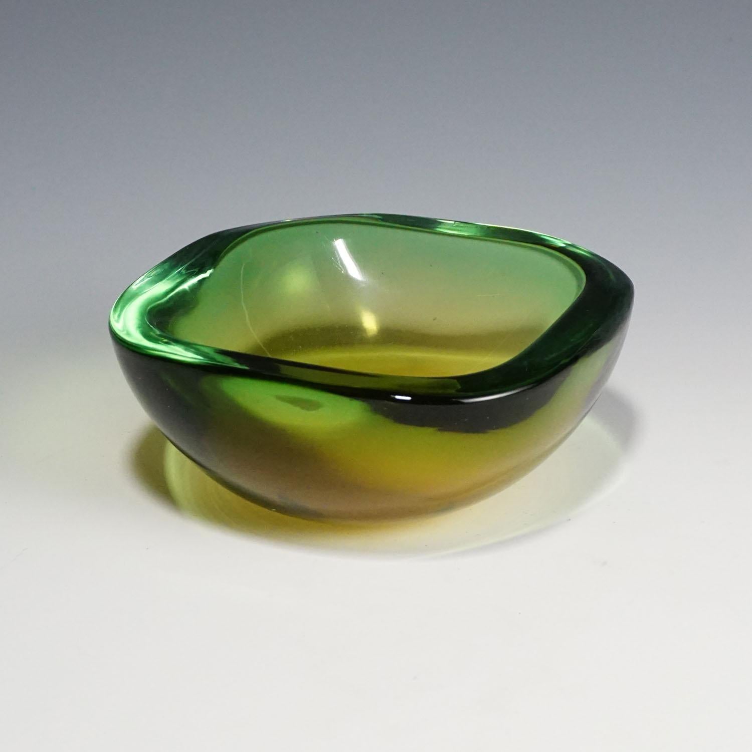 Mid-Century Modern Gino Cenedese Attributed to Sommerso Glass Bowl, circa 1960 For Sale