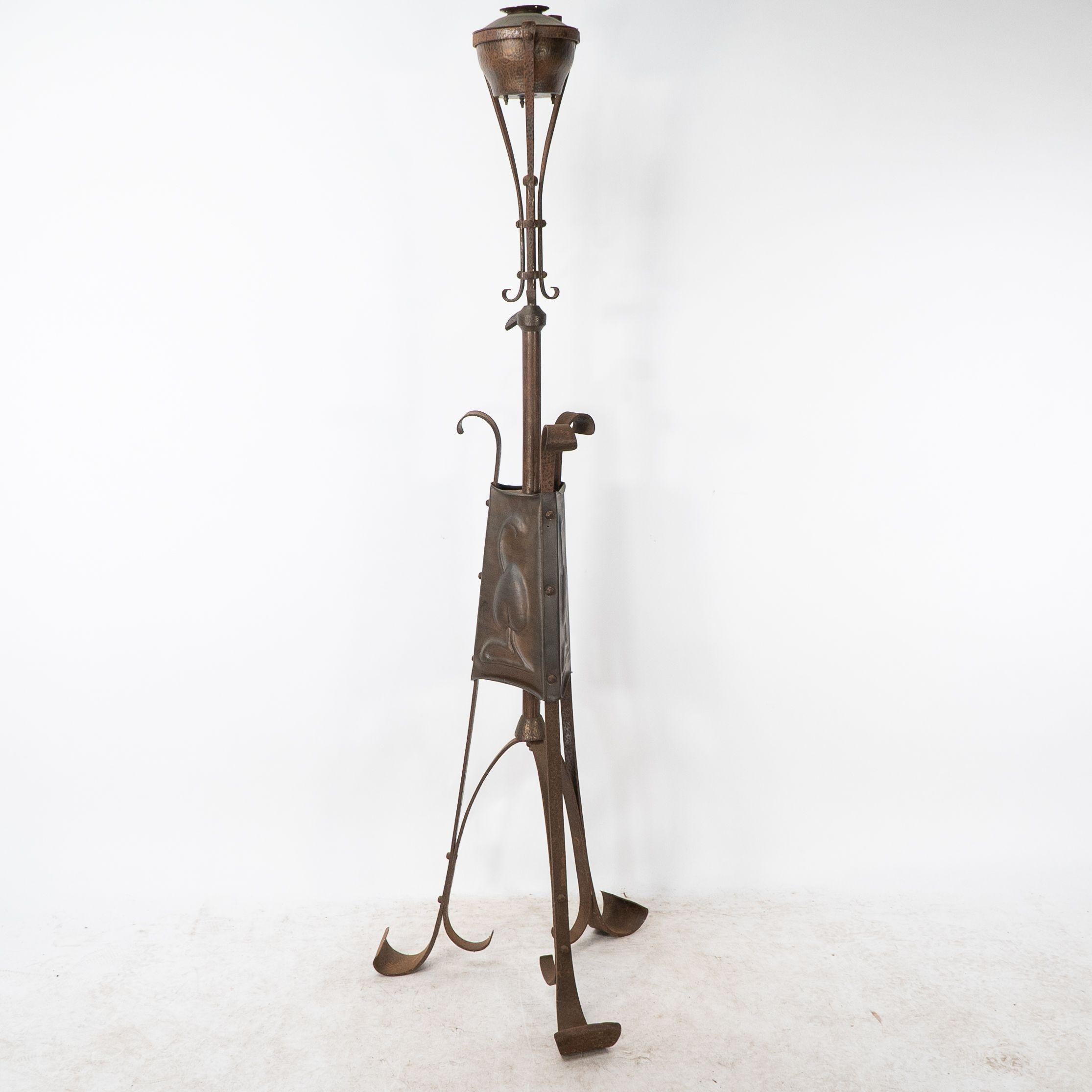 A Glasgow school standard lamp In Good Condition For Sale In London, GB