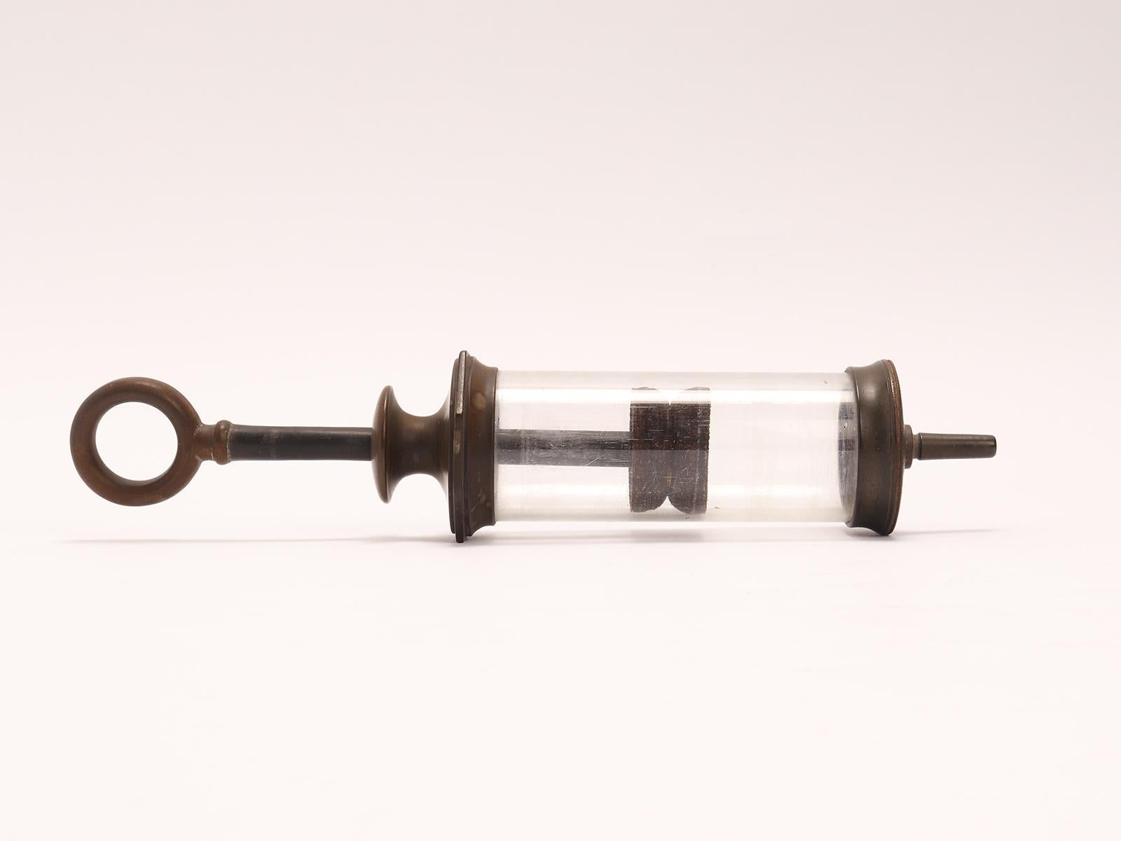 A glass and vulcanite syringe, London 1880.  In Good Condition For Sale In Milan, IT
