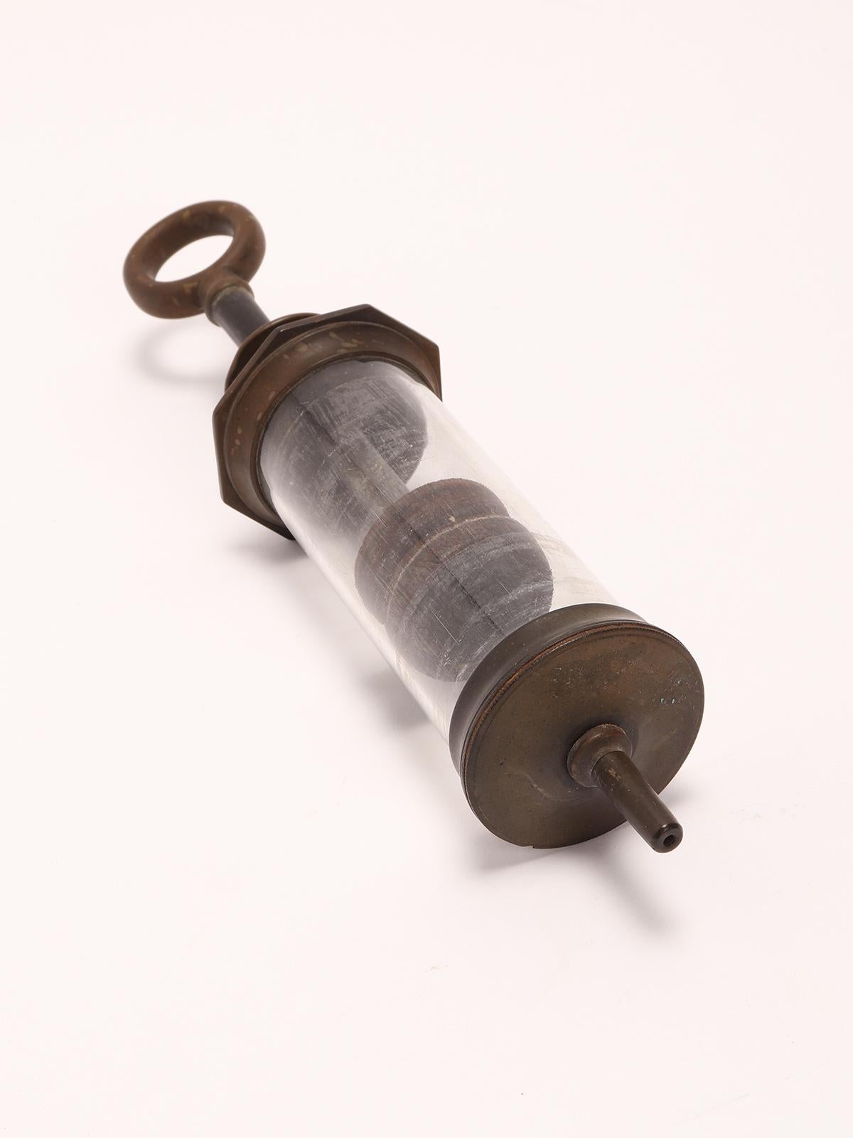 A glass and vulcanite syringe, London 1880.  In Good Condition For Sale In Milan, IT