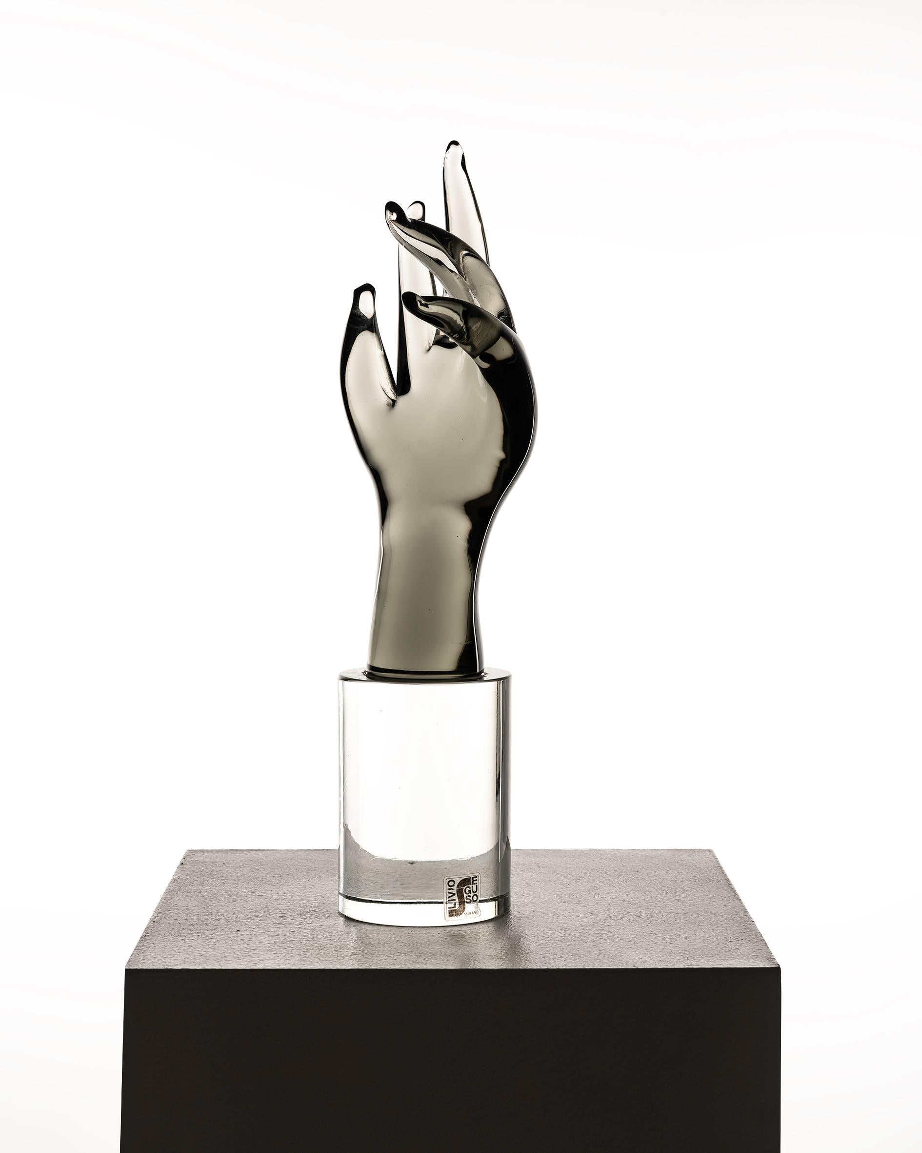 Sculpture à main en verre de Livio Seguso, années 1970, en parfait état. Conçue de 1970 à 1979 Cette pièce porte une marque d'attribution.
