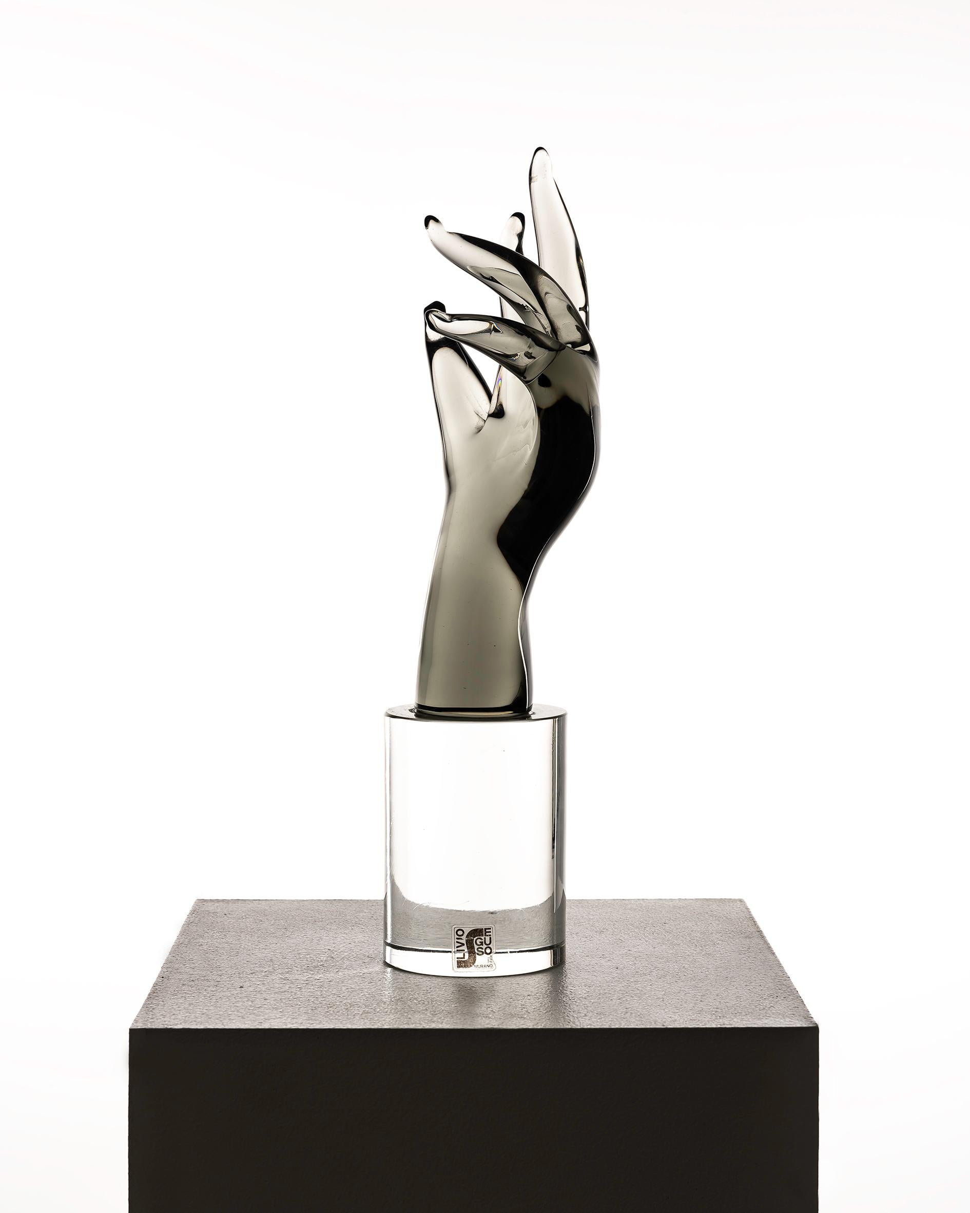 A glass hand sculpture by Livio Seguso, 1970s In Good Condition For Sale In BARCELONA, ES