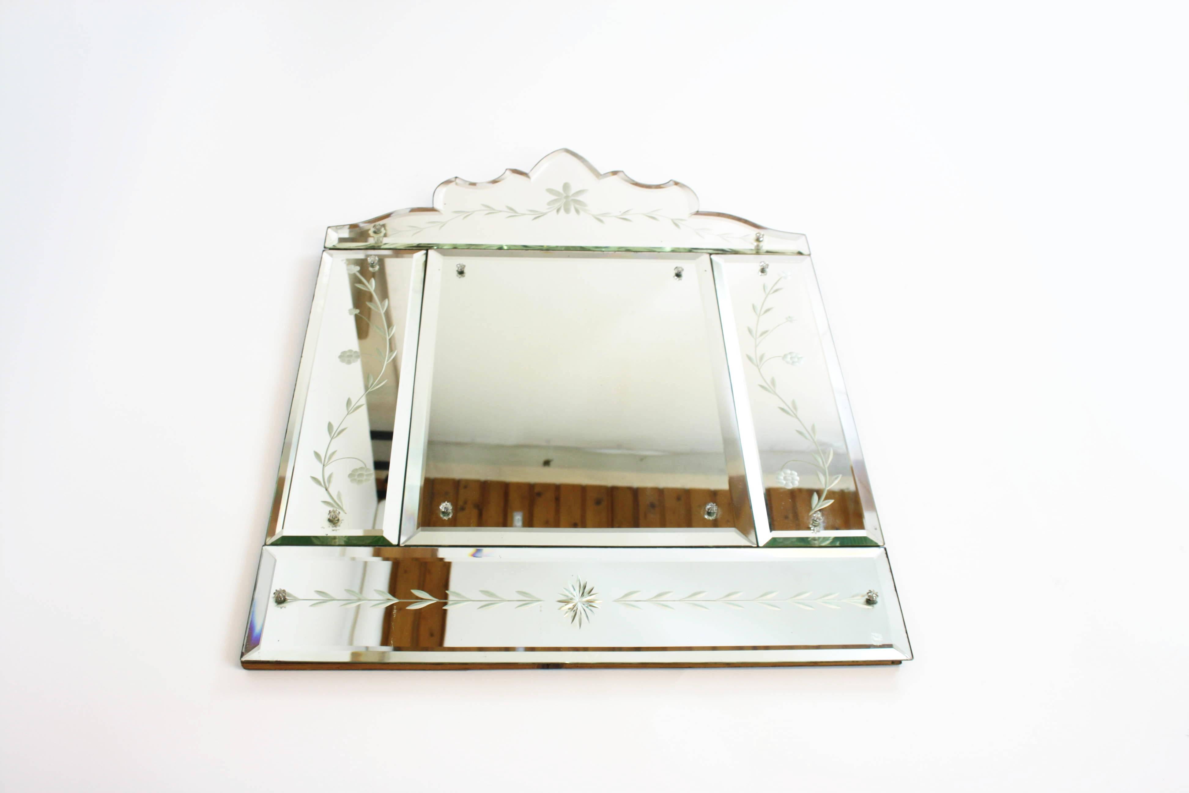 Glasglas-Spiegel, hergestellt in Murano, Venedig, Italien, Anfang der 1960er Jahre (Art déco) im Angebot