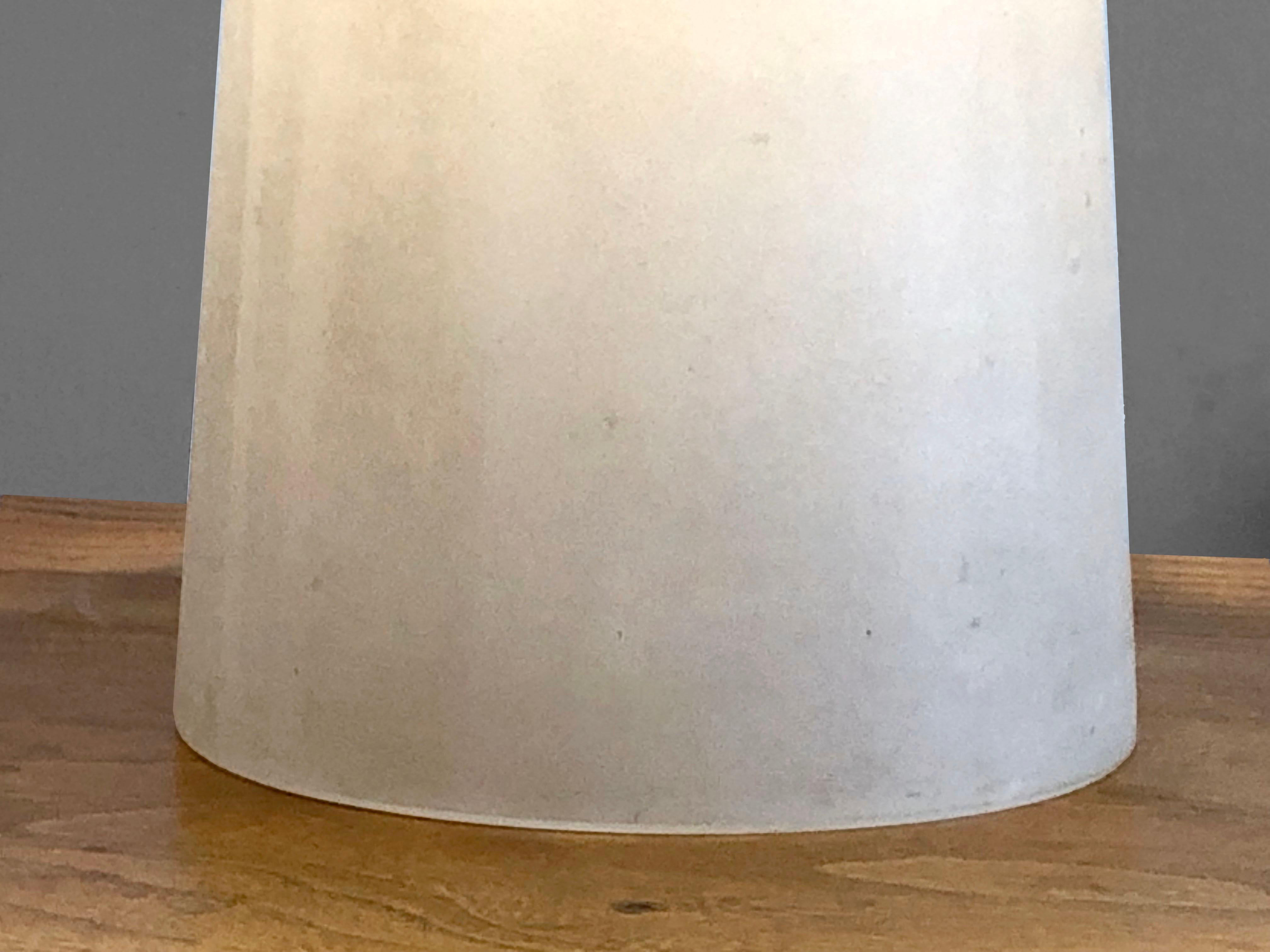 A Post-Modern Space-Age GLASS TABLE LAMP by CENEDESE, MURANO, Italy 1960 In Good Condition For Sale In PARIS, FR