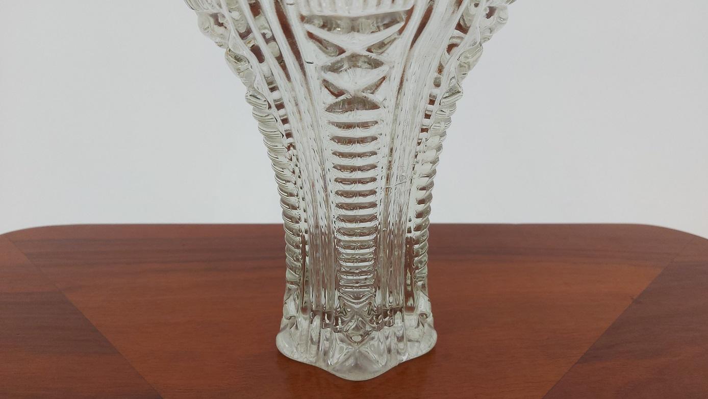 Eine kleine Vase aus Natriumglas.
Hergestellt in Polen in den 20/30er Jahren.
Sehr guter Zustand der Vase, keine Beschädigung.
Maße: Höhe 18 cm / Durchmesser 14,5 cm.