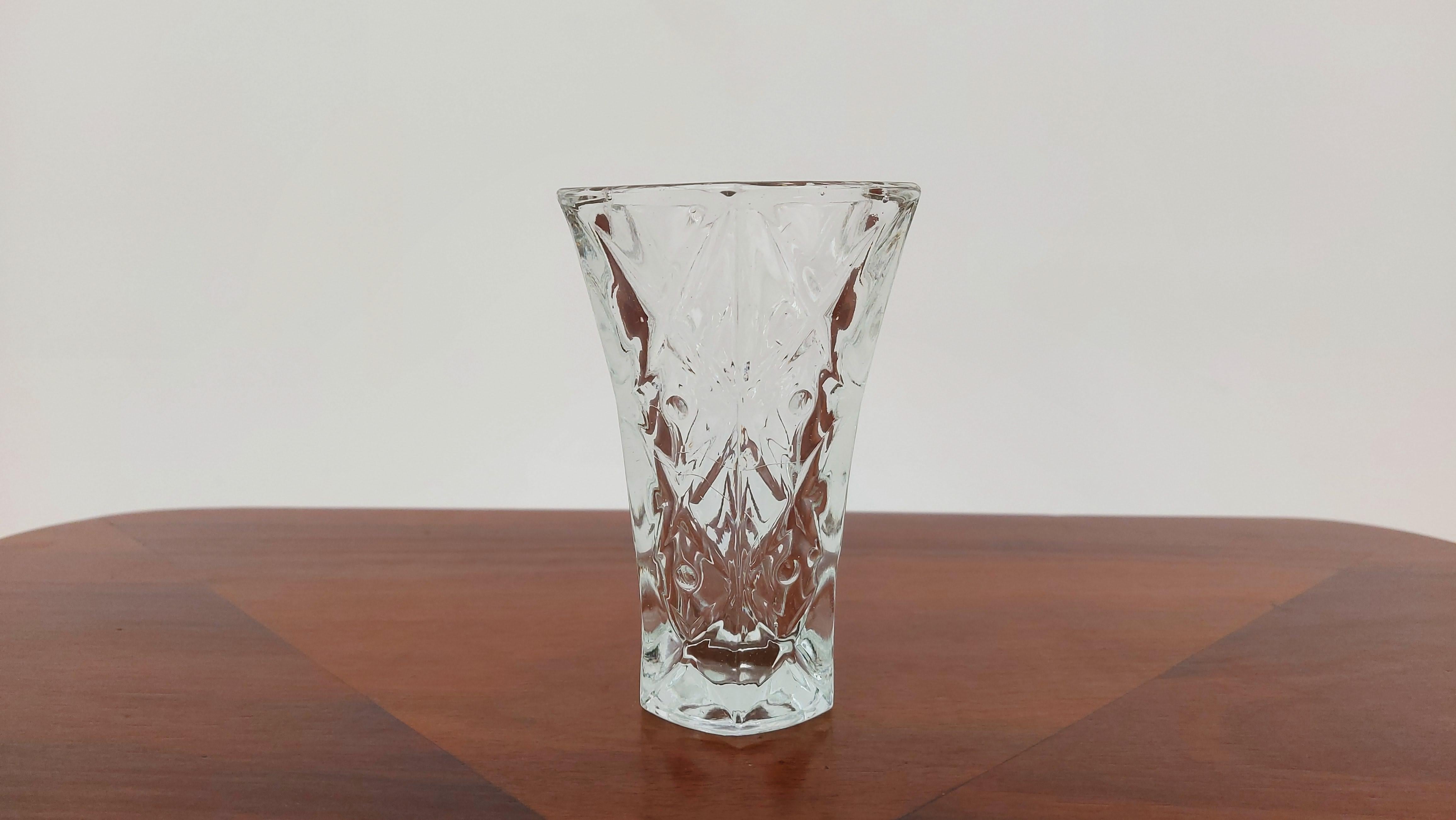 Un petit vase en verre sodique.

Fabriqué en Pologne dans les années 20/30.

Très bon état du vase, aucun dommage.

Hauteur 12,5 cm / diamètre 8 cm.