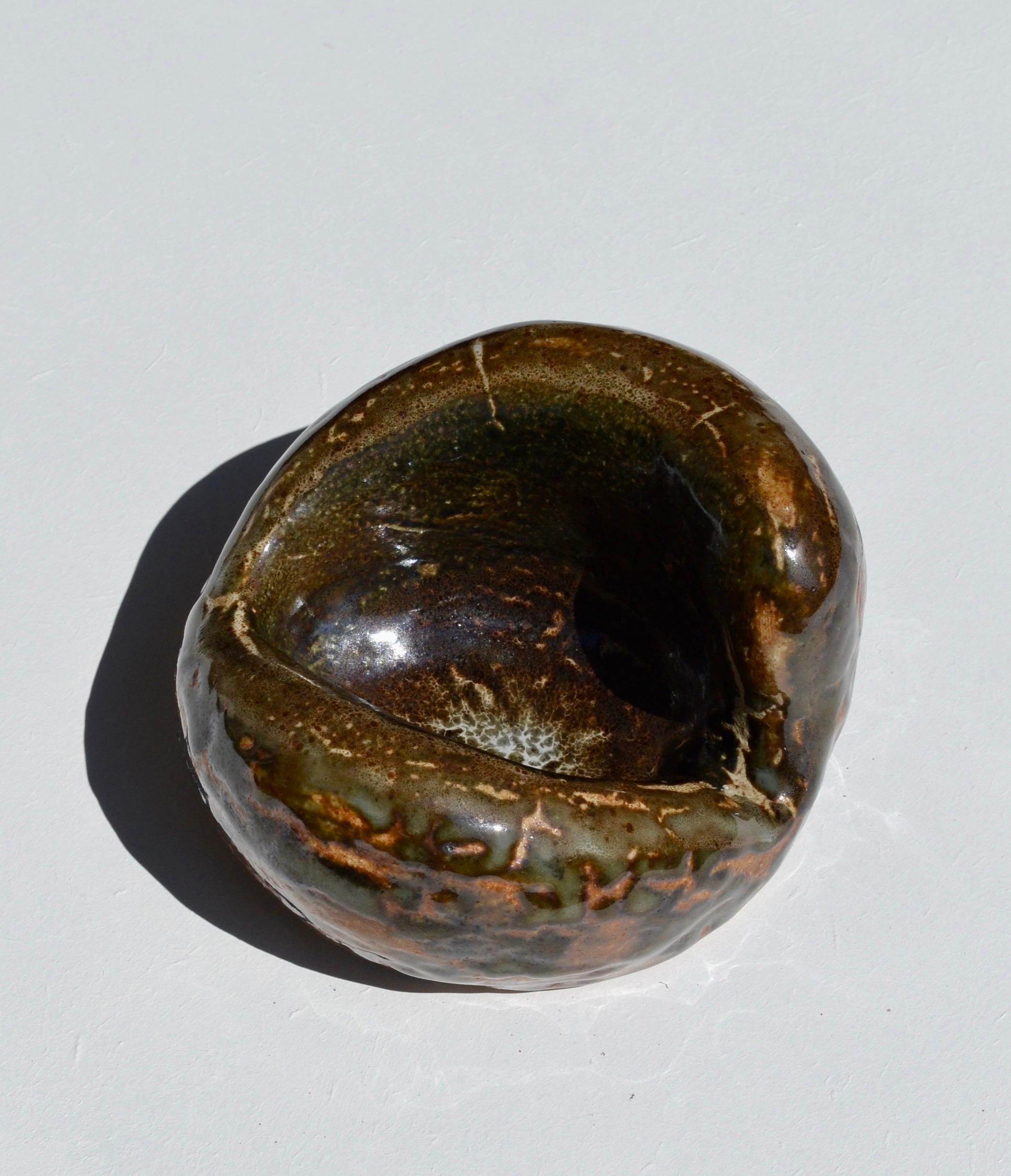 Europeo Una cassetta di raccolta in ceramica smaltata, firmata Alvarães, 1957 in vendita