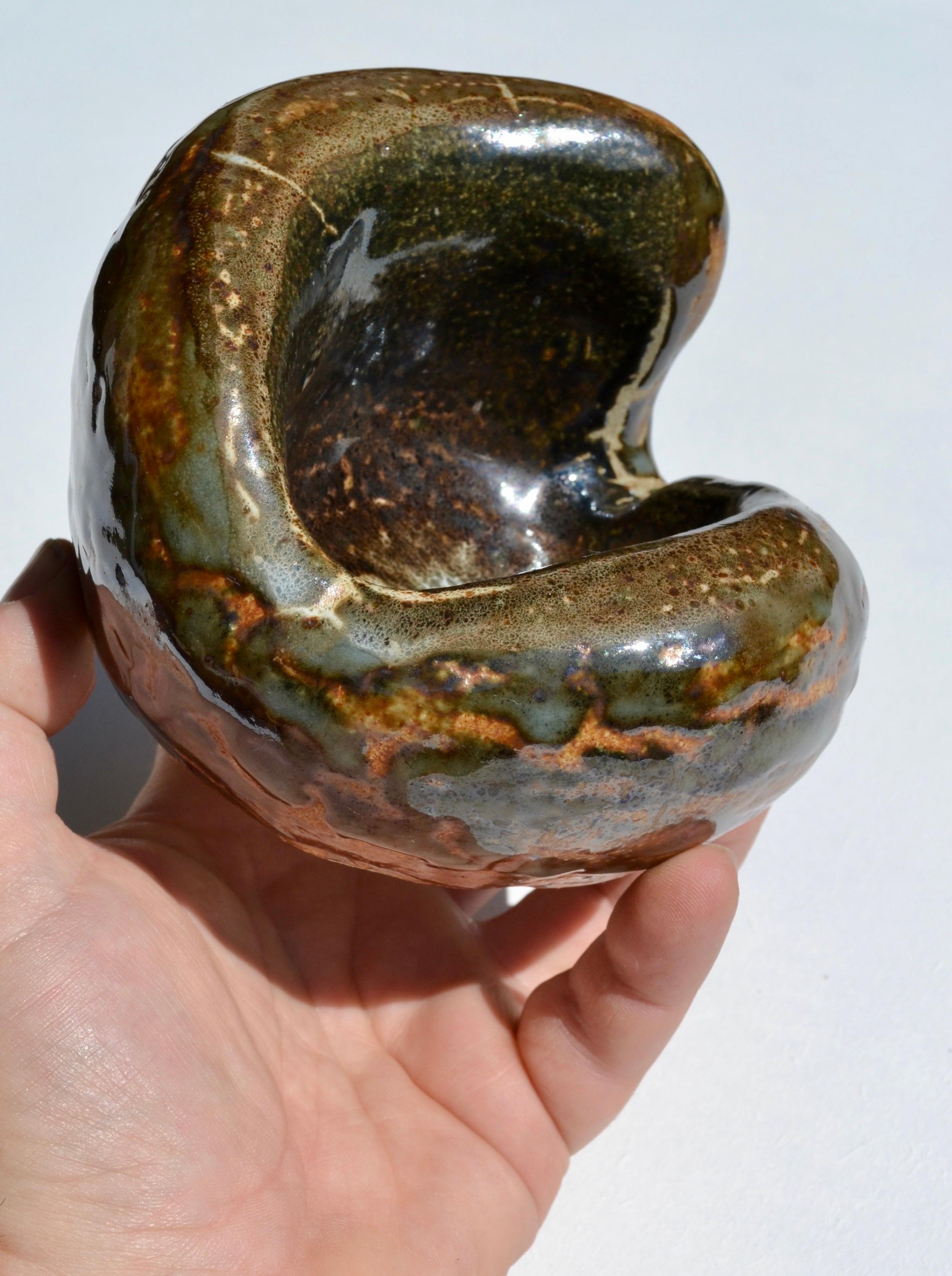 Una cassetta di raccolta in ceramica smaltata, firmata Alvarães, 1957 In condizioni buone in vendita a SOTTEVILLE-LÈS-ROUEN, FR