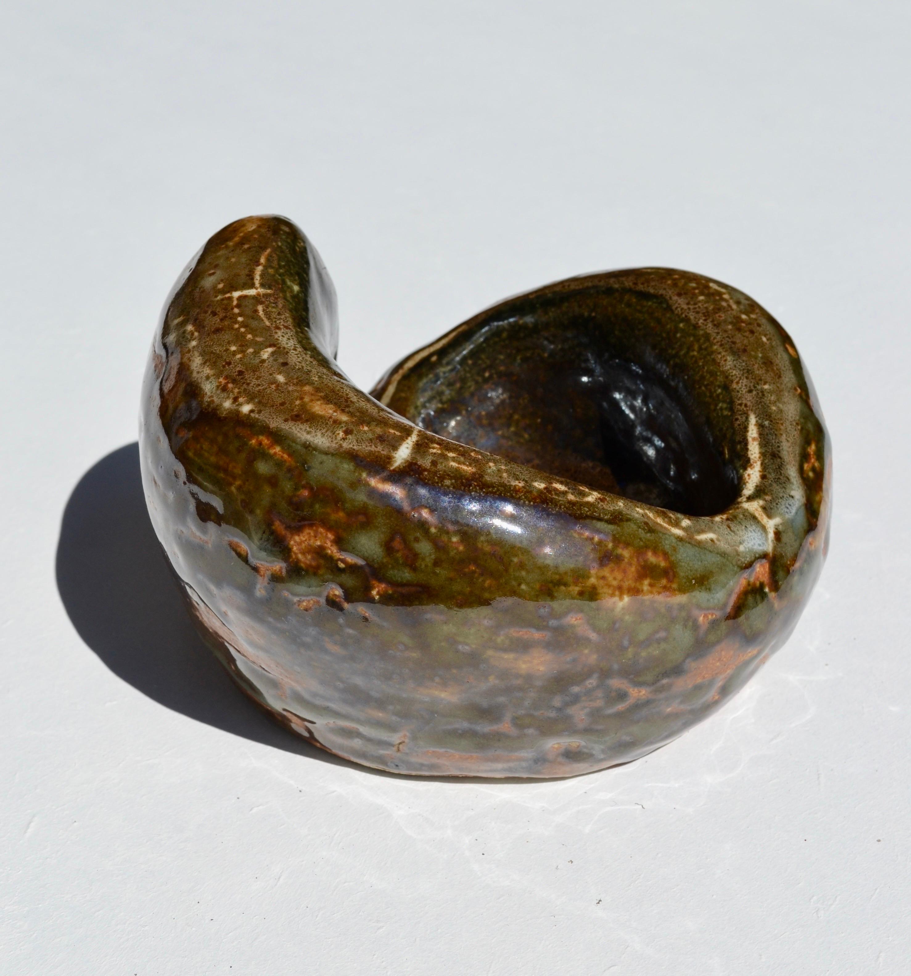 Ceramica Una cassetta di raccolta in ceramica smaltata, firmata Alvarães, 1957 in vendita