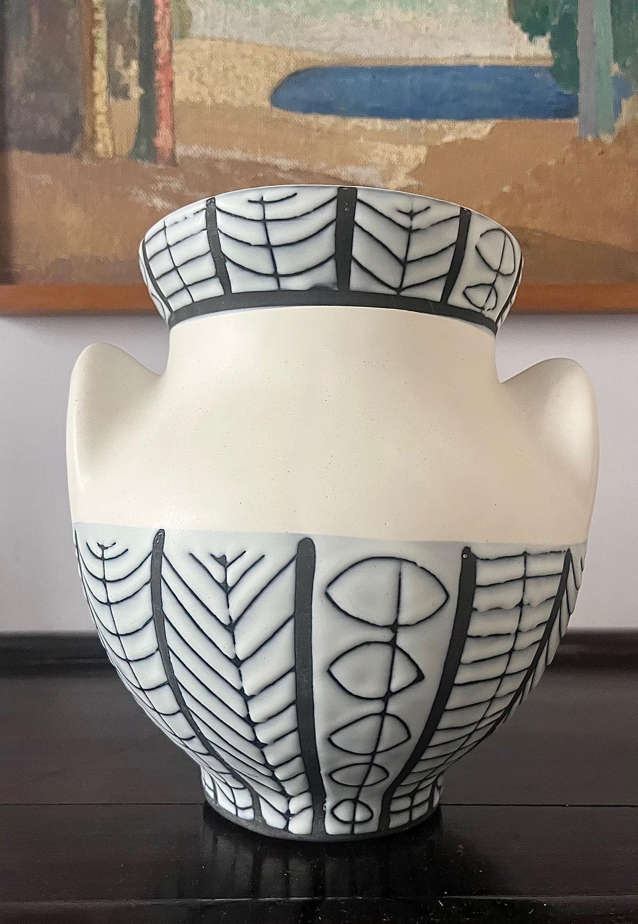 Mid-Century Modern A glazed ceramic vase 