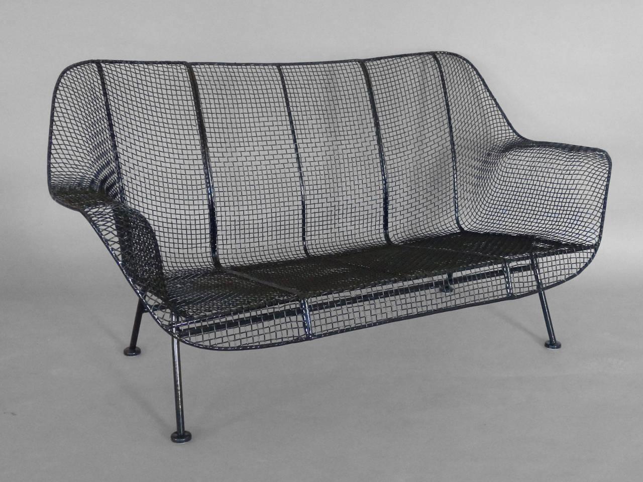 Mid-Century Modern Settee en fer forgé noir brillant et acier en maille de Russell Lee Woodard Co.